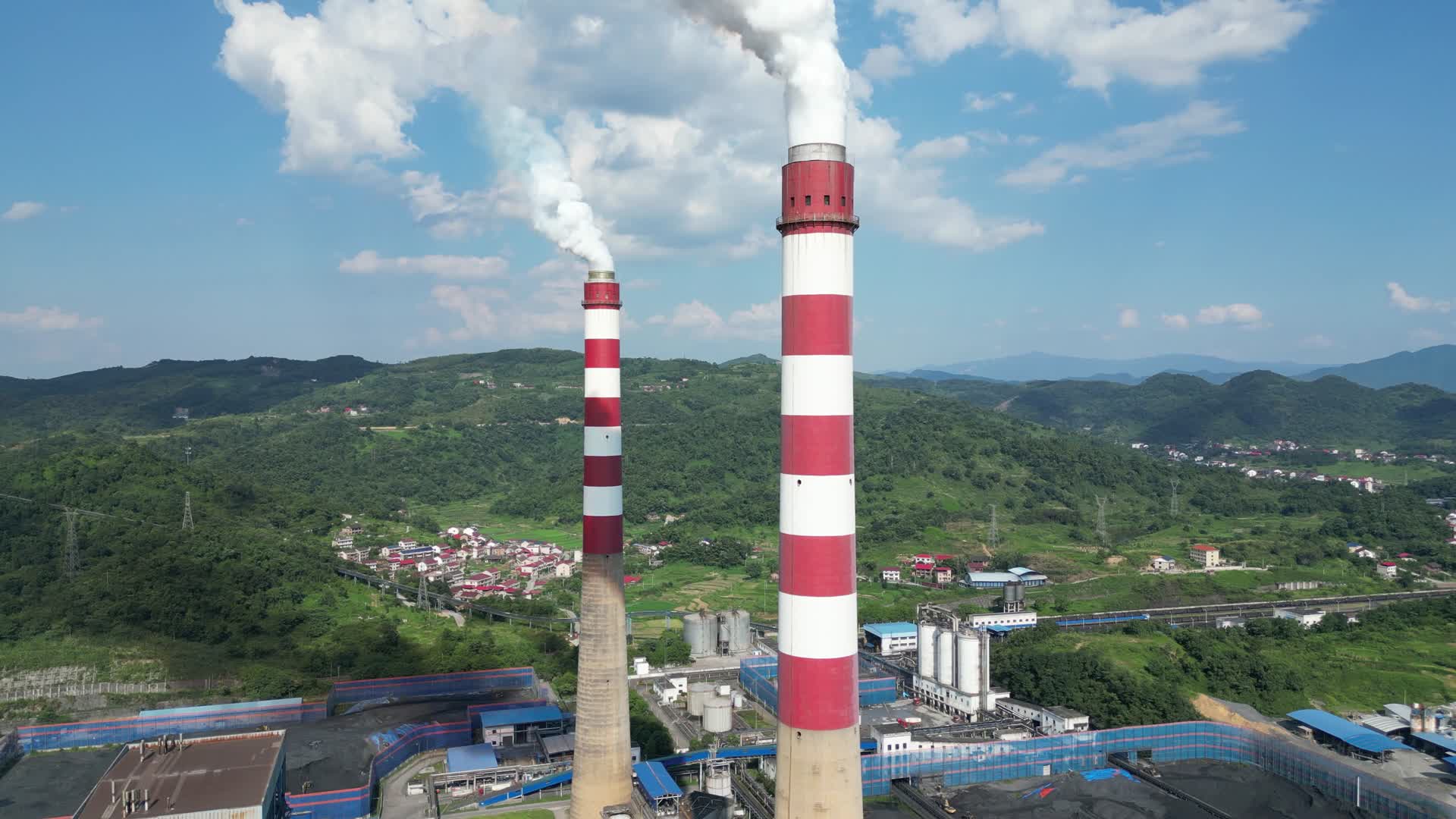 航拍火力发电厂污染排烟环保视频的预览图