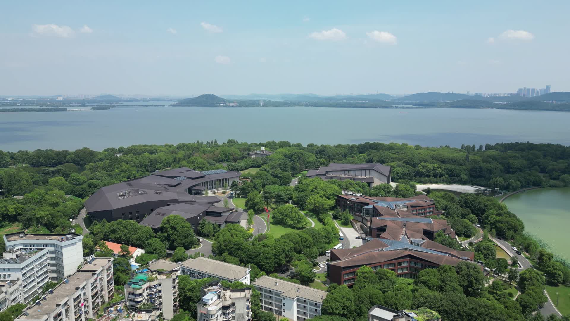 航拍湖北武汉东湖国际会议中心视频的预览图