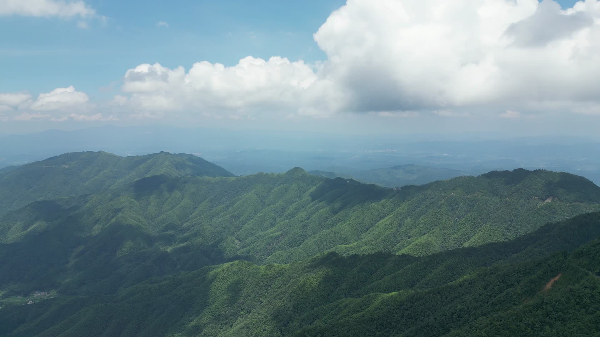 航拍江西井冈山景区大山森林视频的预览图