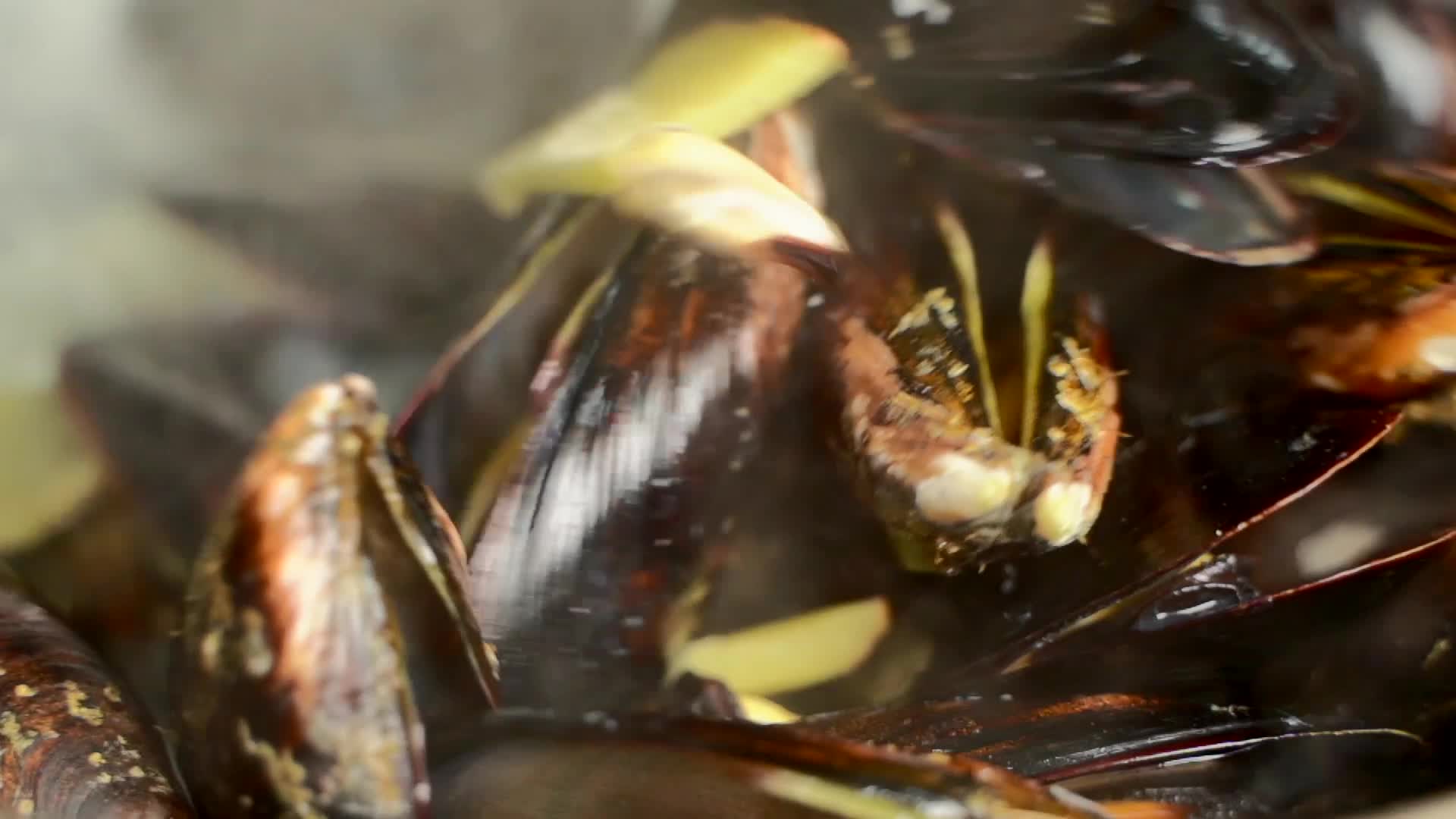 海鲜美味淡菜海虹制作慢动作视频的预览图