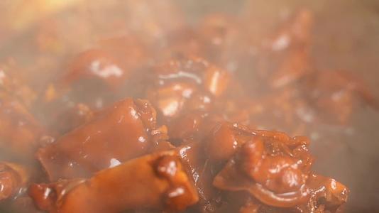 美味的中华美食红烧猪蹄制作慢动作视频的预览图