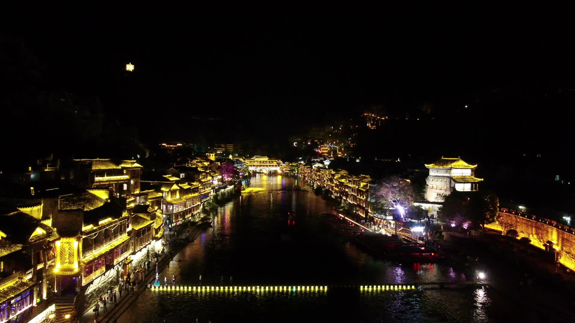 航拍湖南湘西凤凰古城夜景航拍视频的预览图