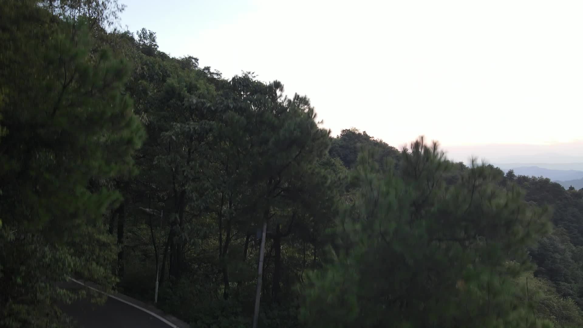 大山森林日落晚霞夕阳航拍视频的预览图
