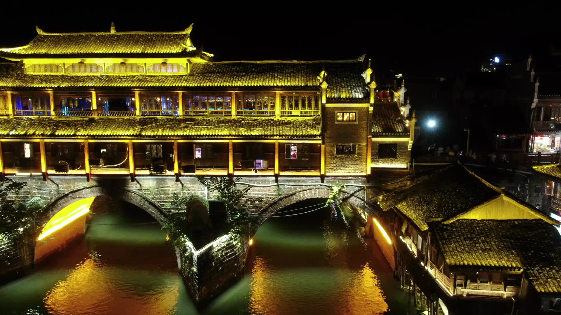 航拍湖南湘西凤凰古城夜景航拍视频的预览图