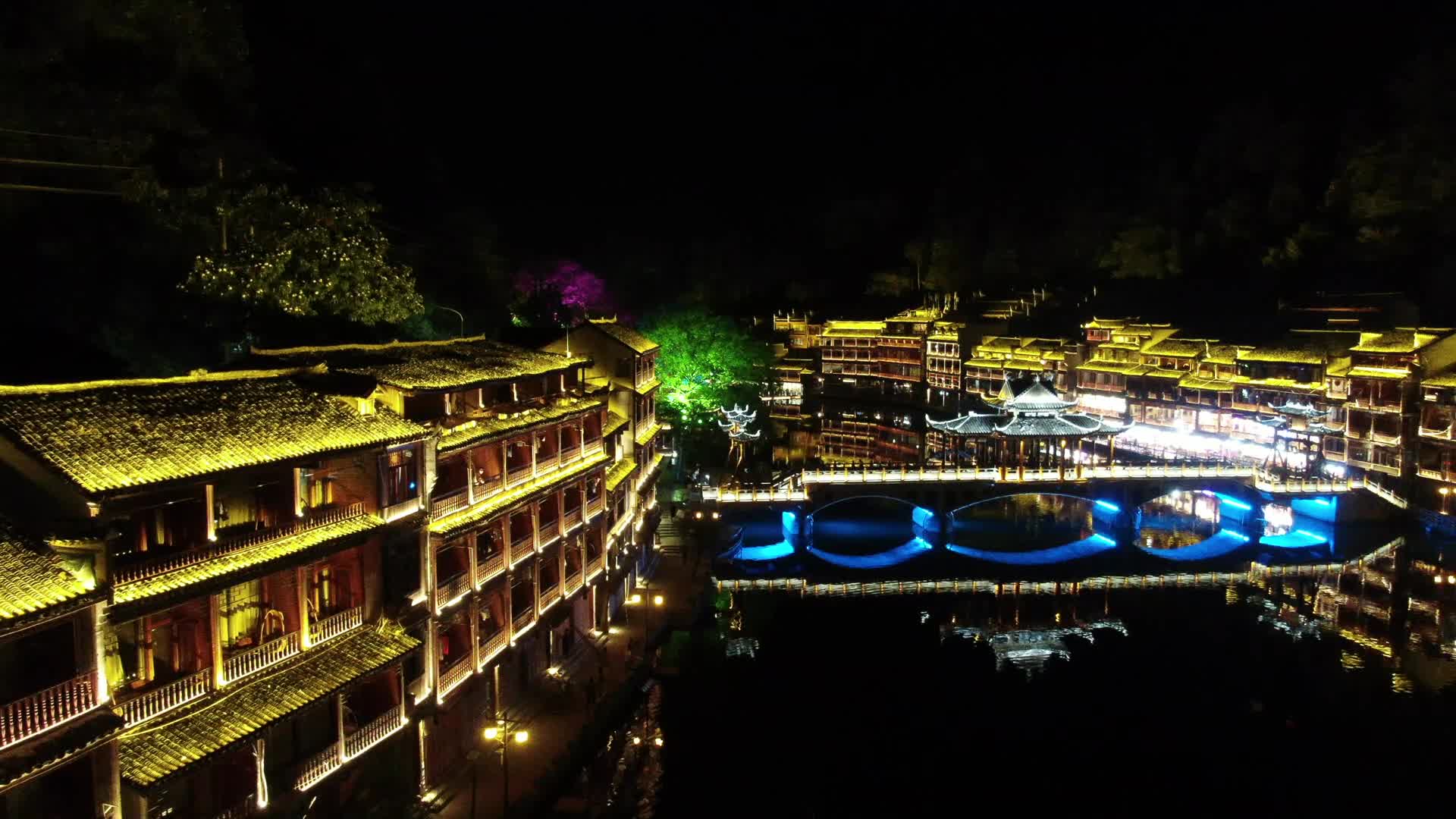 湖南凤凰古城夜景航拍视频的预览图