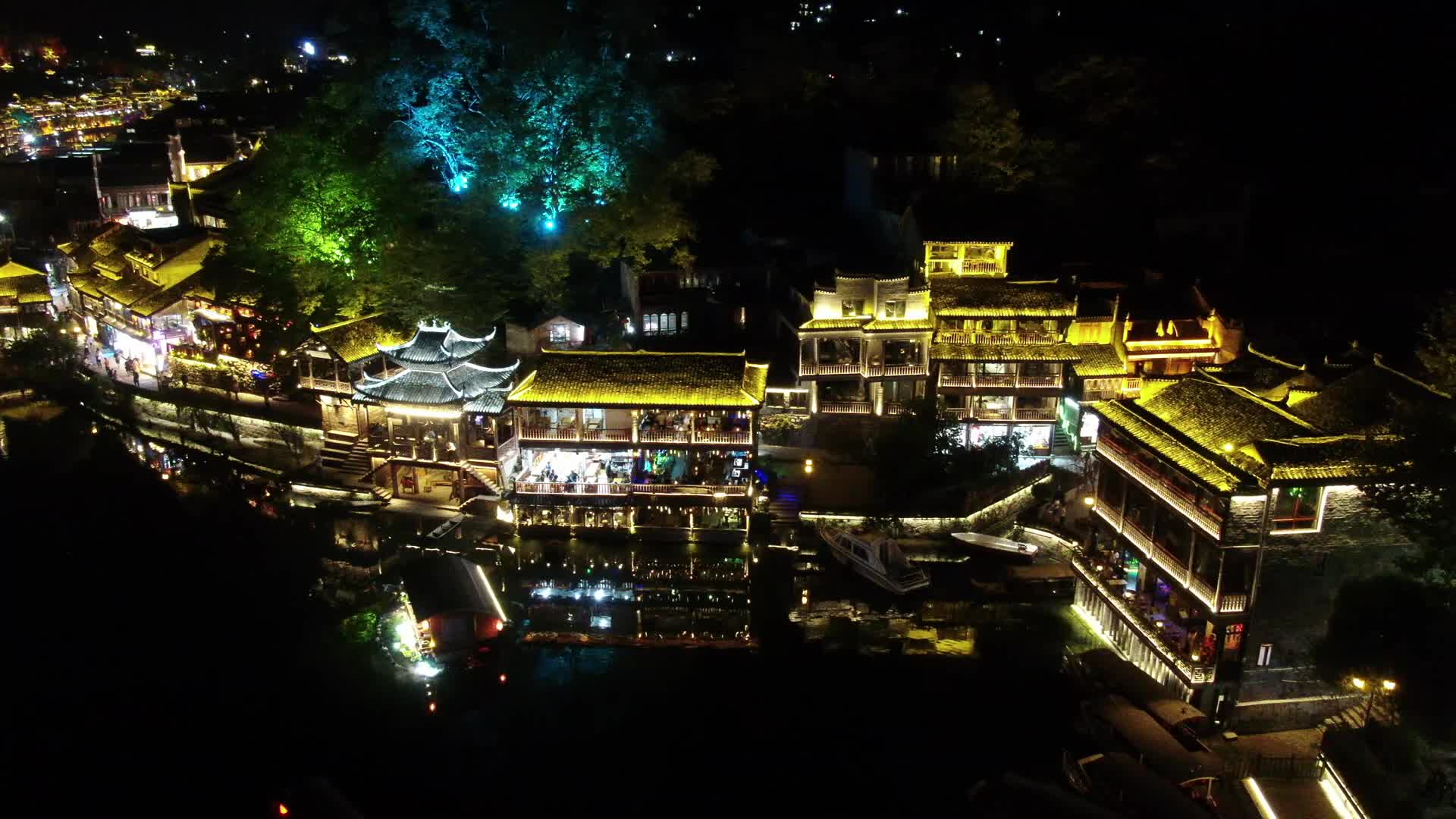 湖南湘西凤凰古城夜景灯光航拍视频的预览图