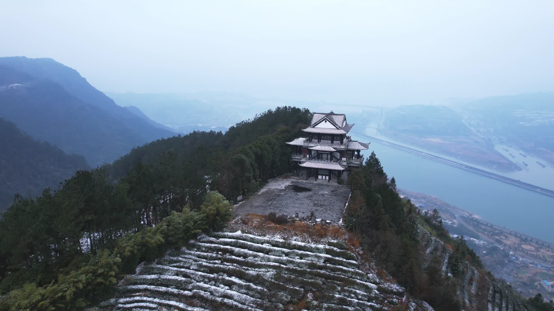 4K远眺三峡大坝雾上长江航拍视频视频的预览图