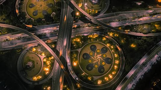 8K黑金城市夜景立交桥车流航拍延时视频的预览图