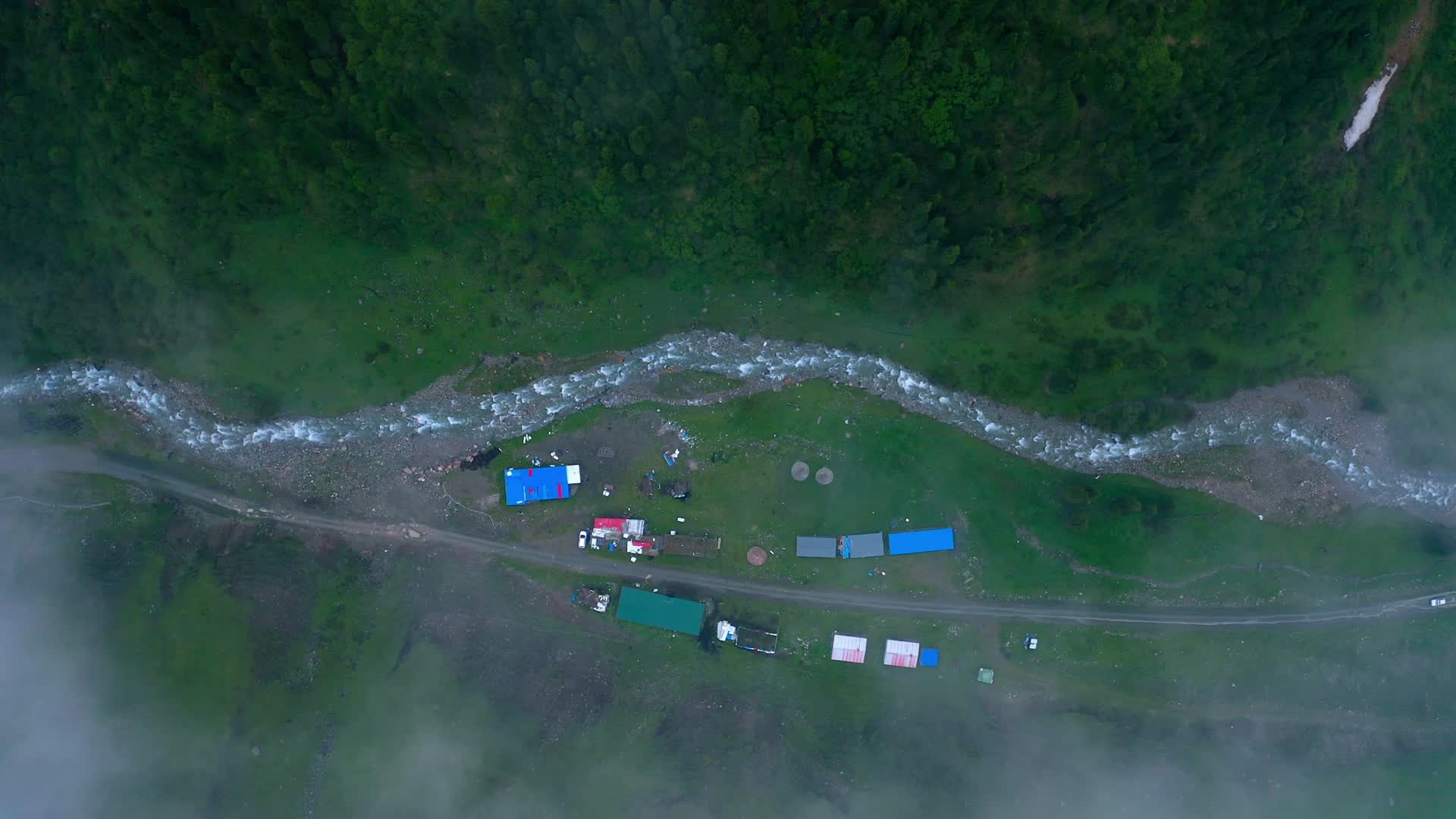 云层下的溪流峡谷视频的预览图