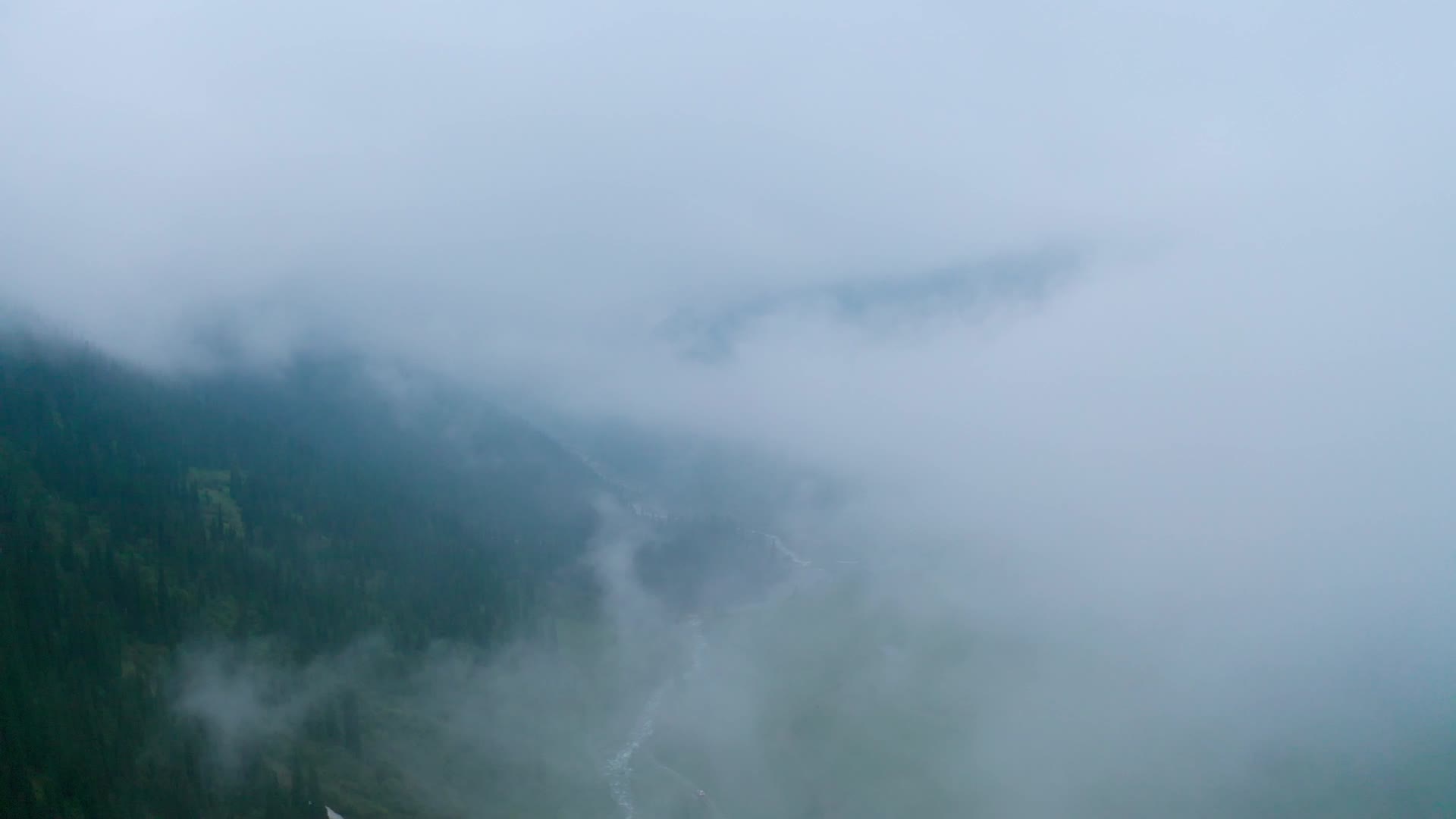 云海中的原始山脉视频的预览图