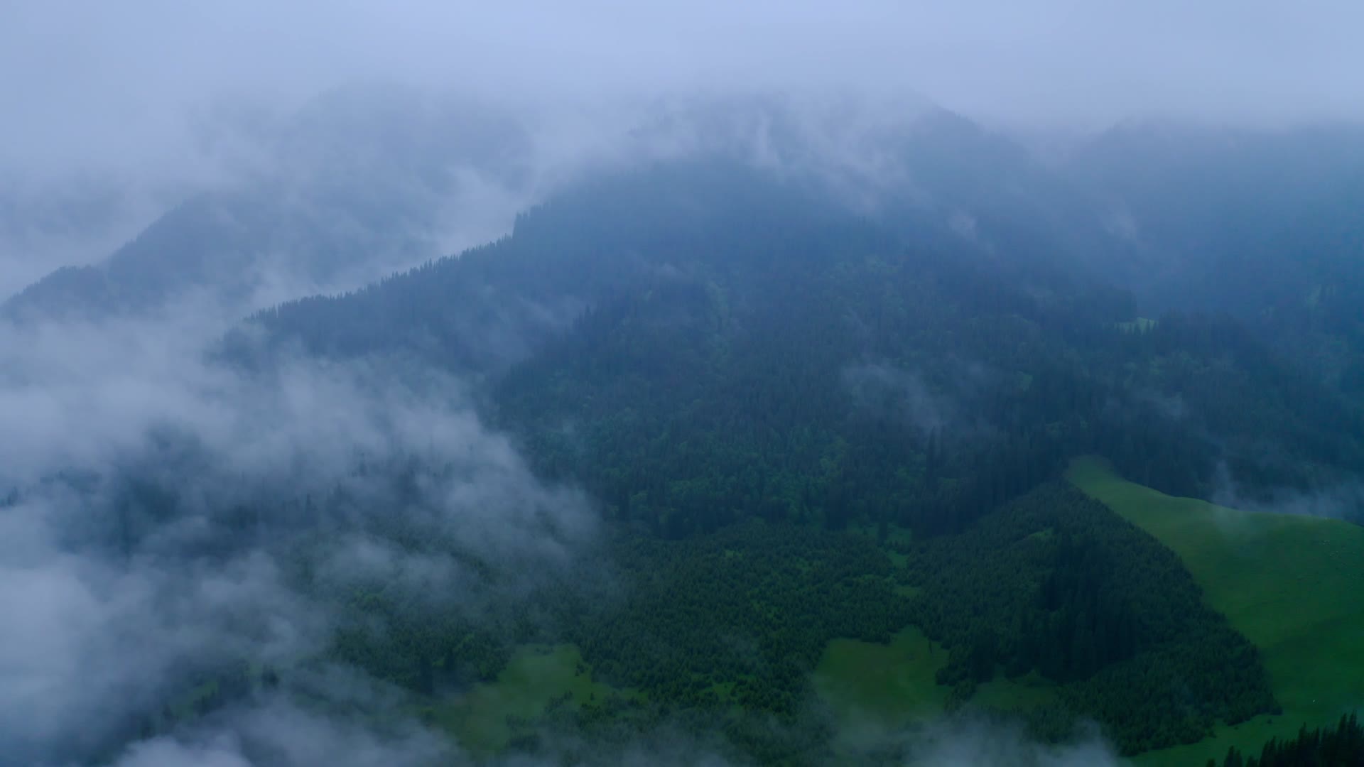 云雾缭绕的高山视频的预览图