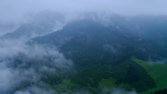 云雾缭绕的高山视频的预览图