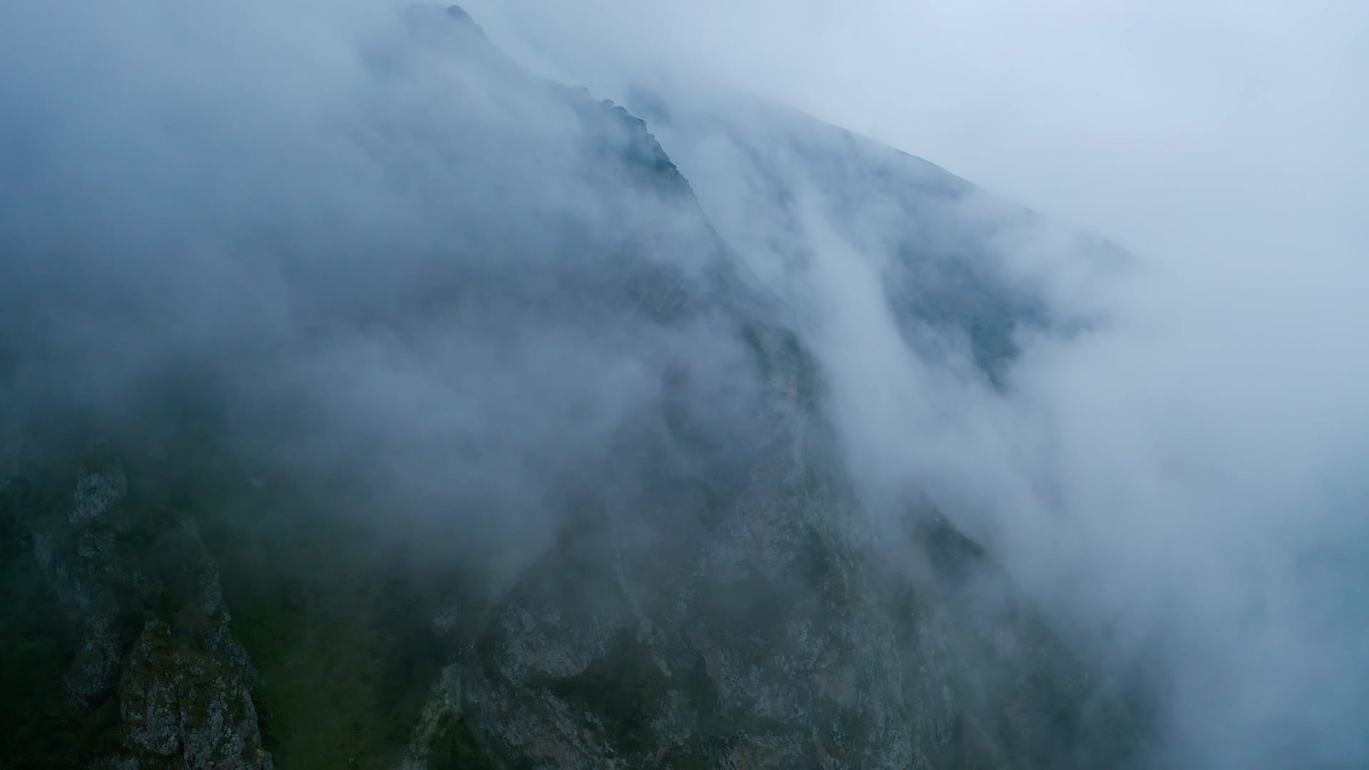 云海中的高山视频的预览图