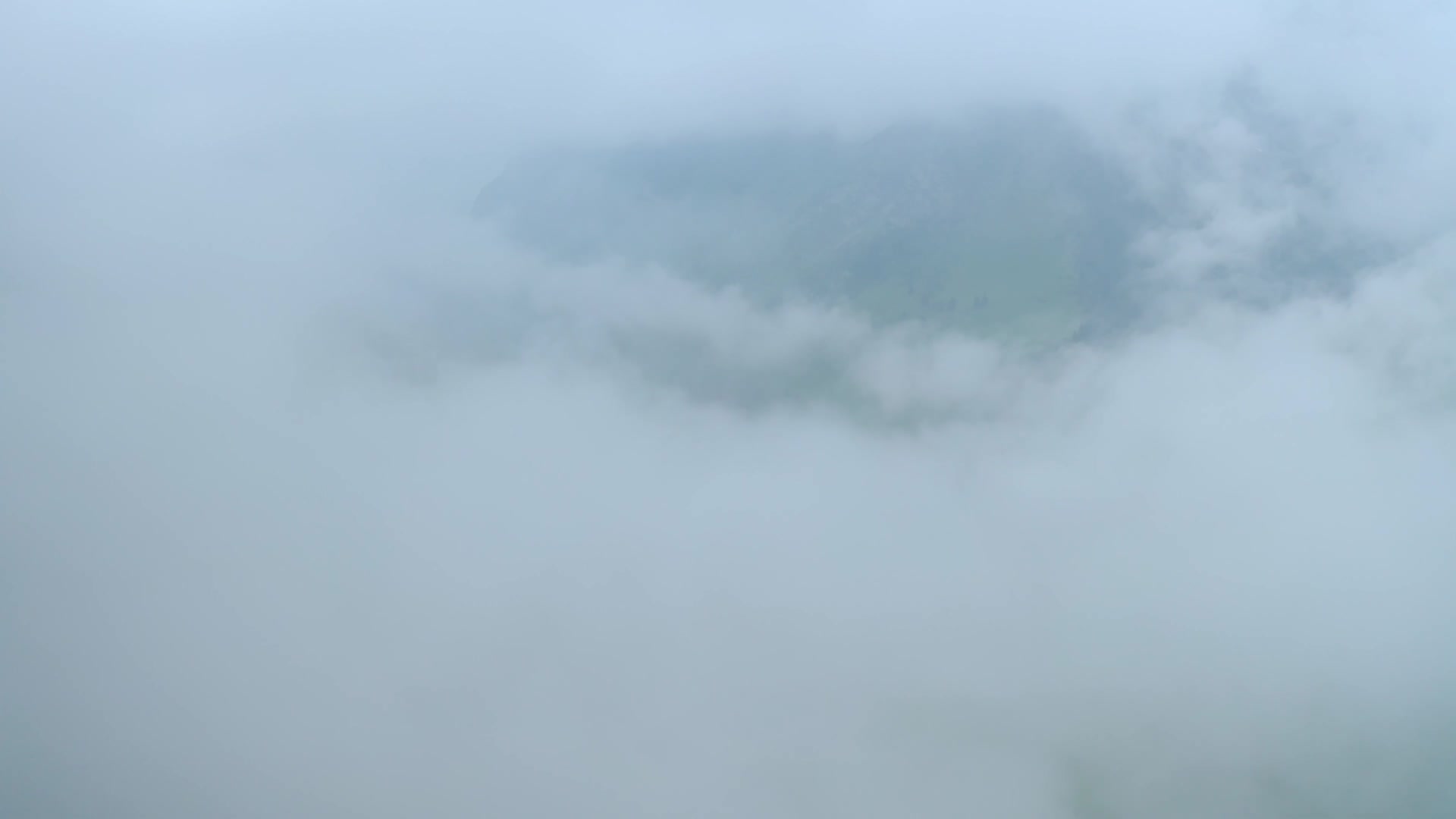 云海中的原始山脉视频的预览图