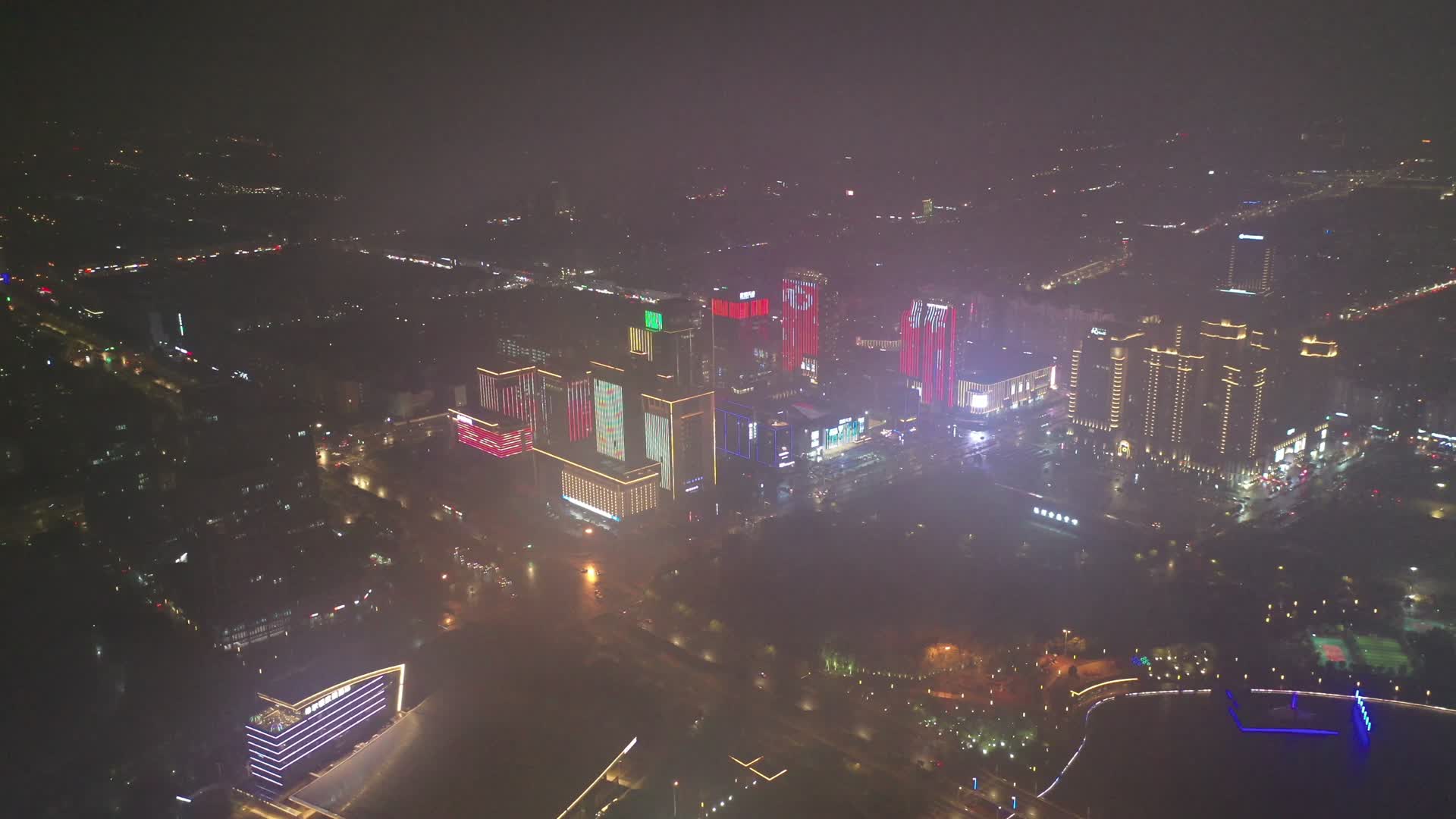 城市高楼平流雾航拍视频的预览图