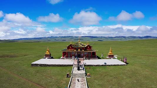 草原上的藏式寺庙视频的预览图