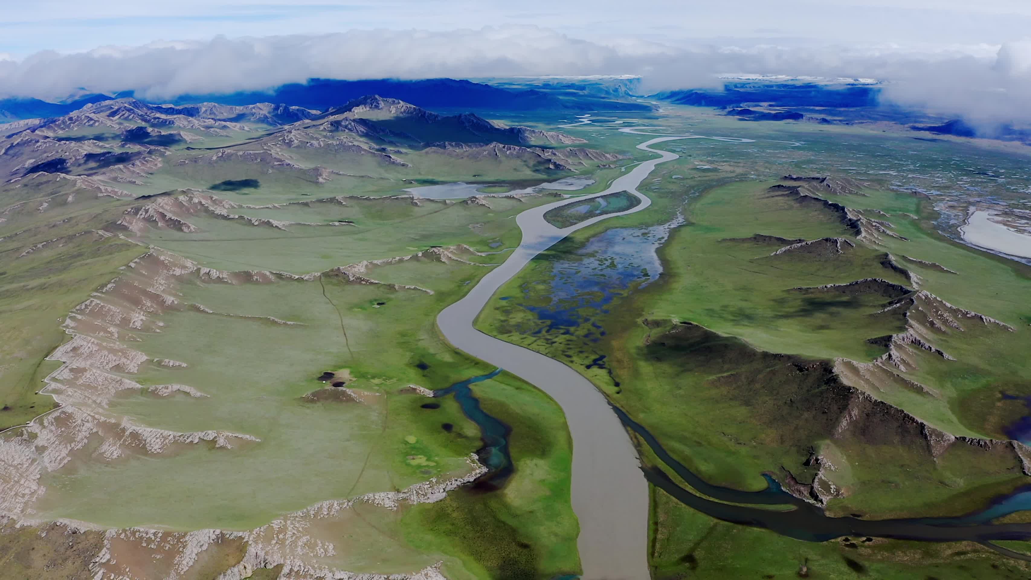 草原河流美景视频的预览图