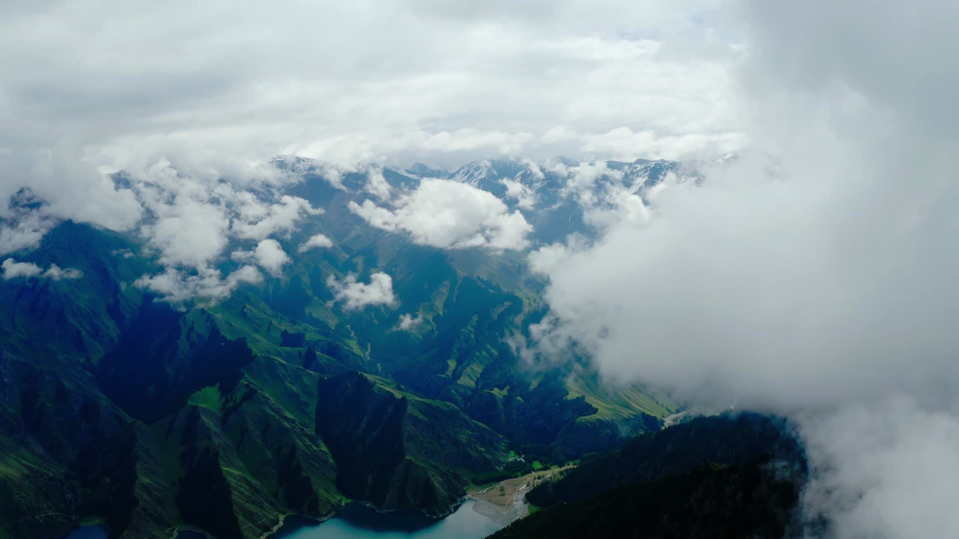 云层下的天池美景视频的预览图