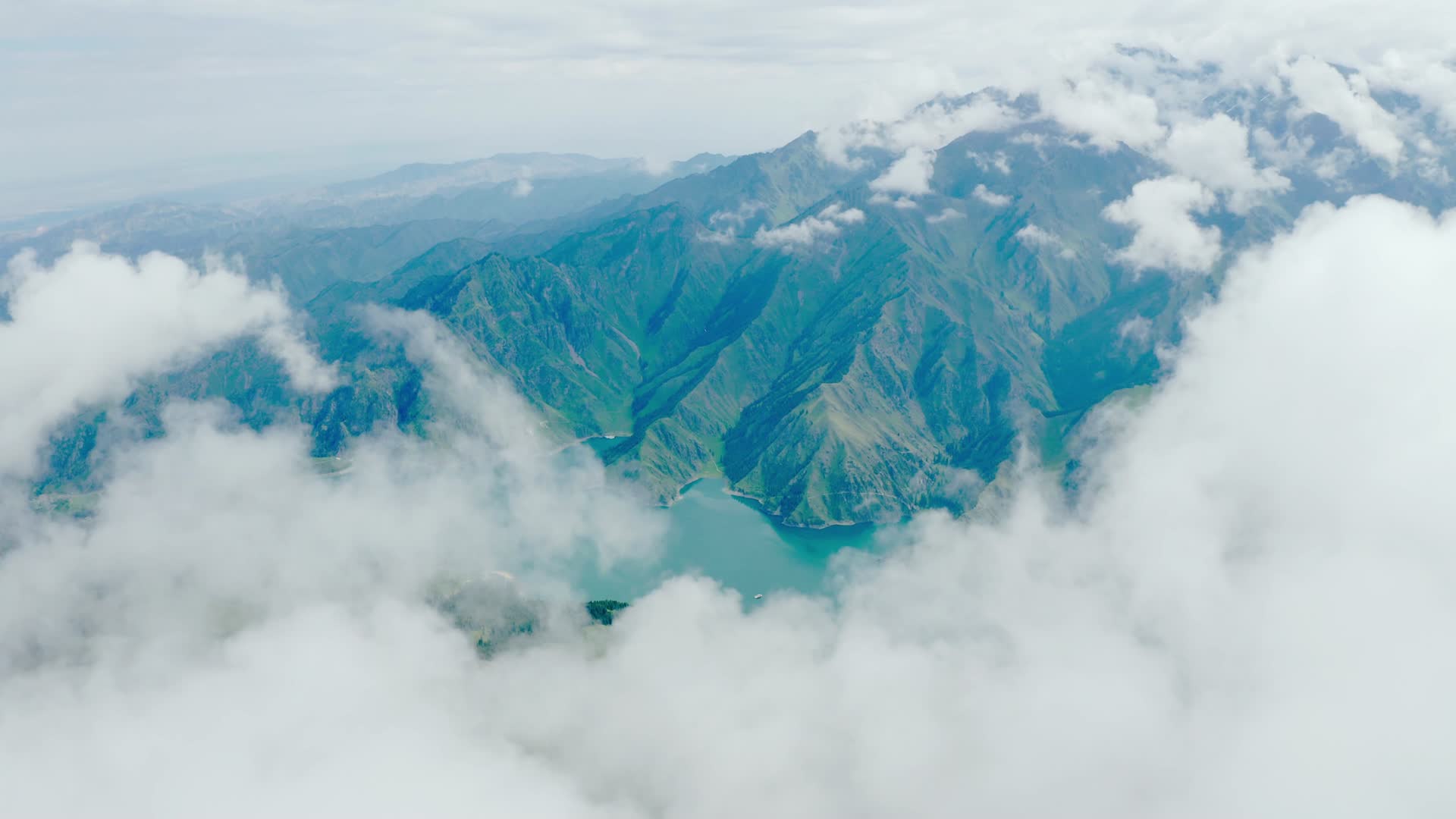云雾缭绕的天山天池视频的预览图