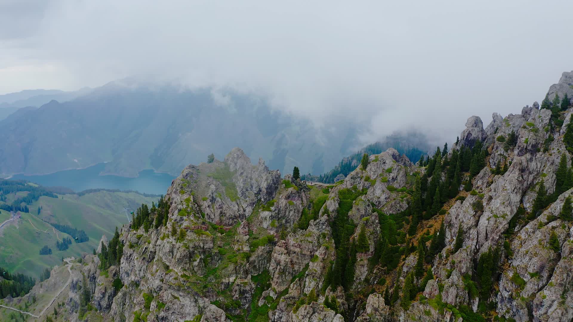 云雾缭绕的天山天池视频的预览图