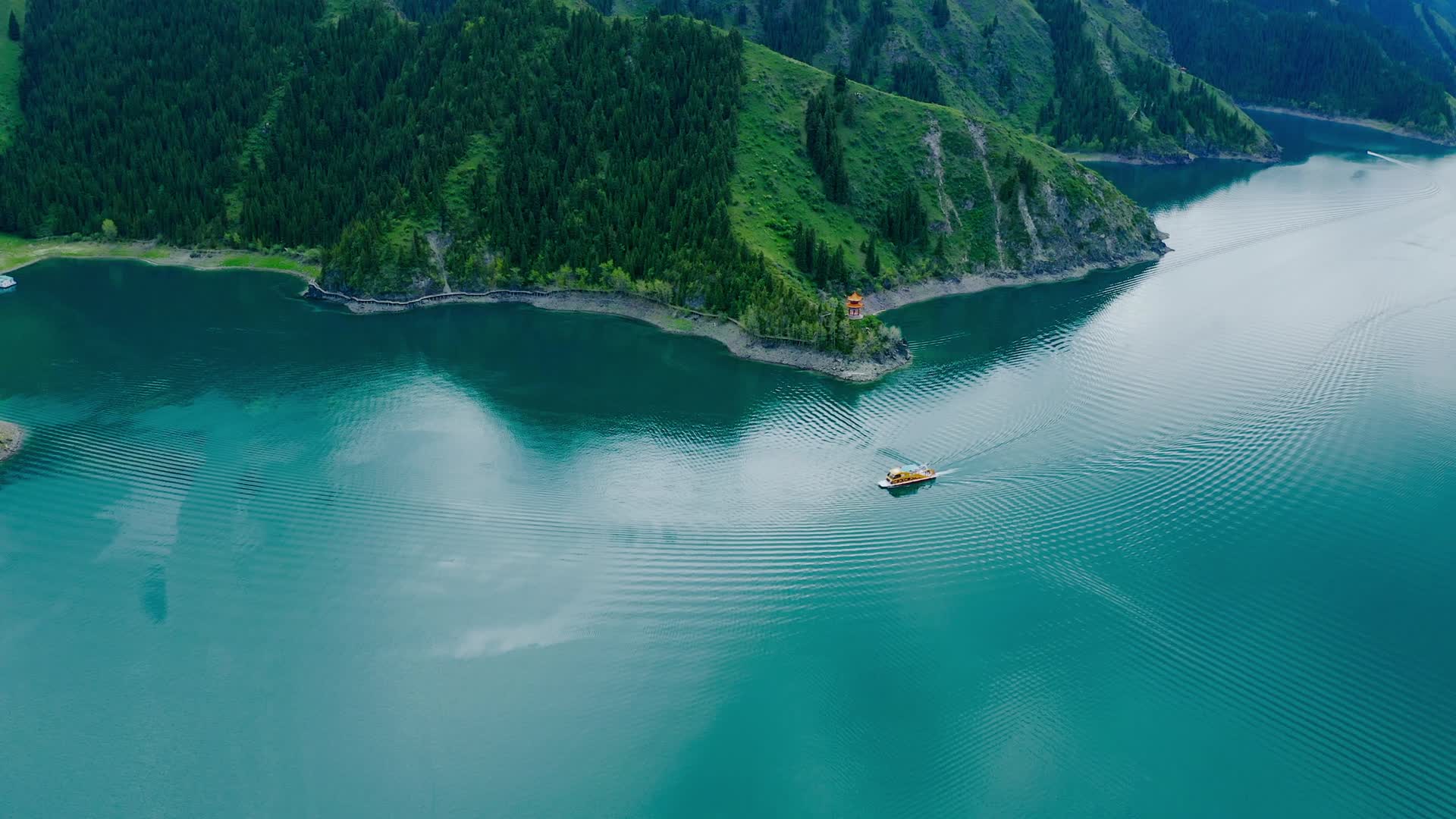 湖泊中的游船视频的预览图