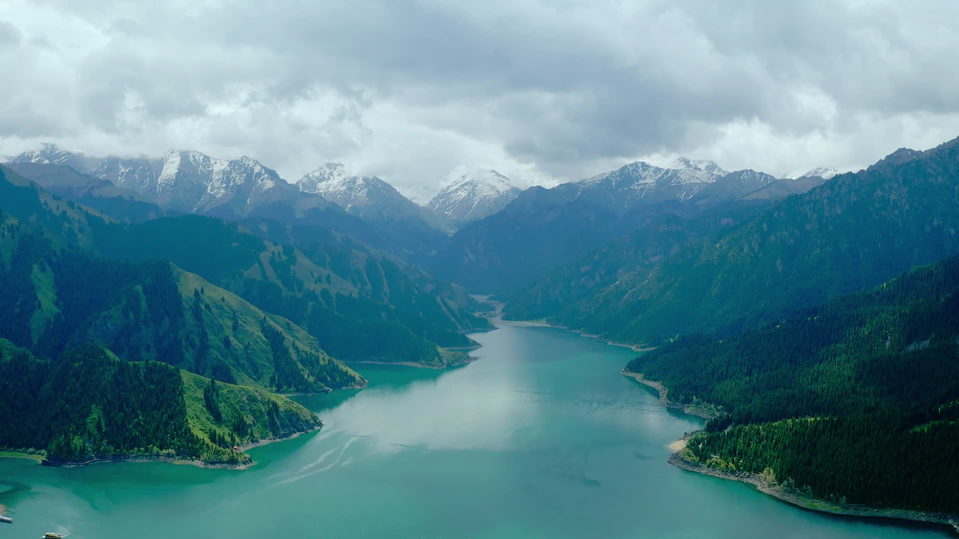 新疆天山天池景区视频的预览图