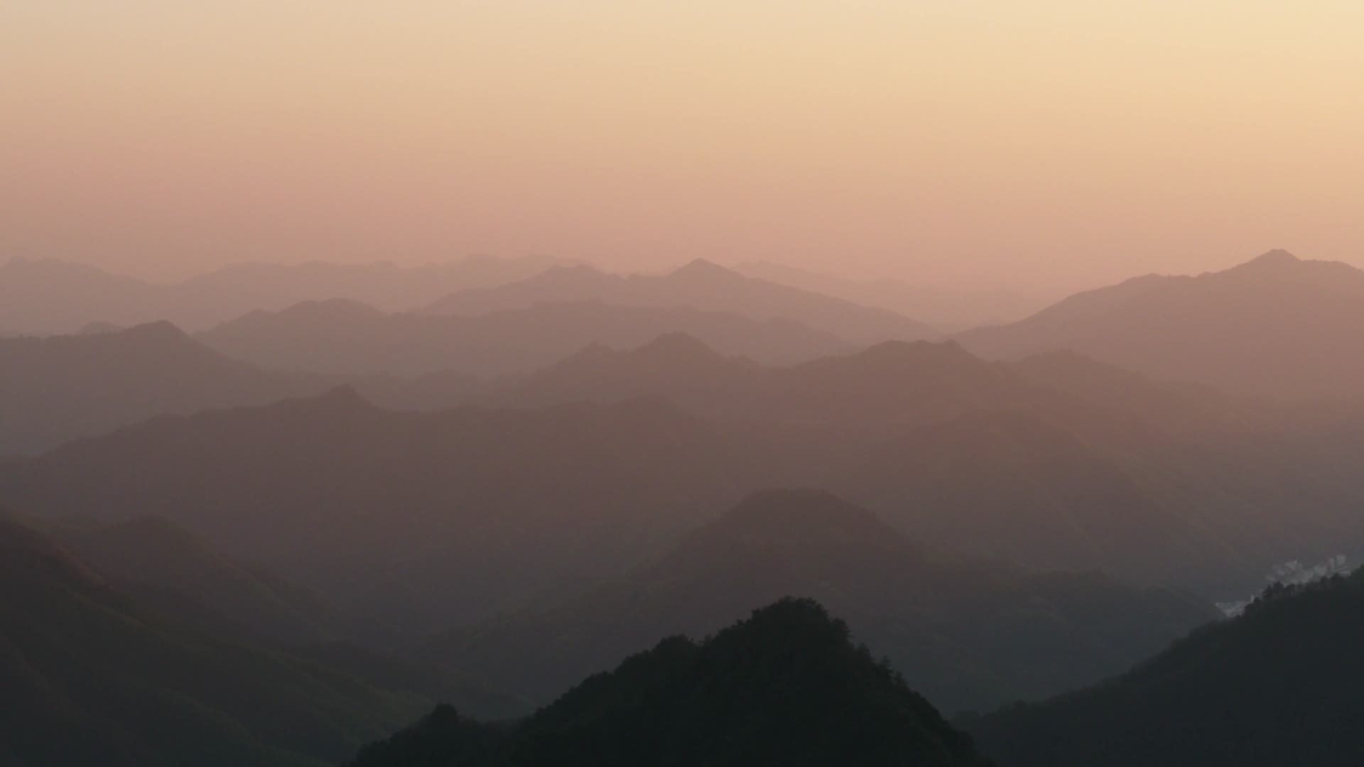 大疆悟2航拍黄山夕阳山峦视频的预览图