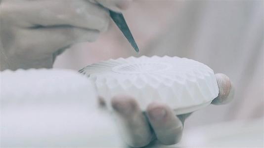 手工坊陶瓷纺织工艺艺术创作视频视频的预览图