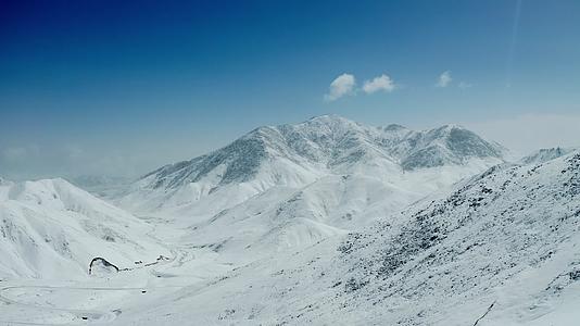 高原雪山美景视频的预览图