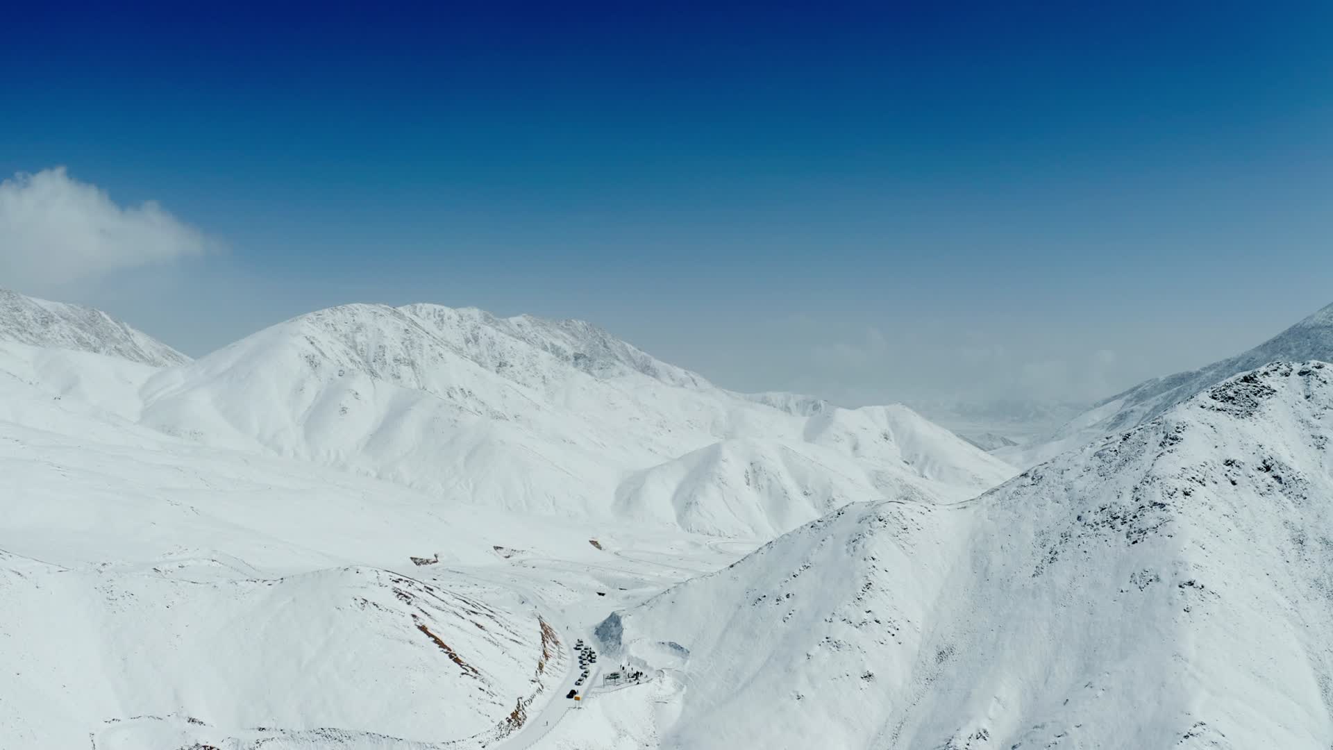 巍峨的雪山视频的预览图