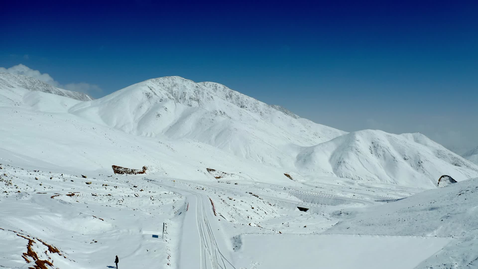 巍峨的雪山视频的预览图