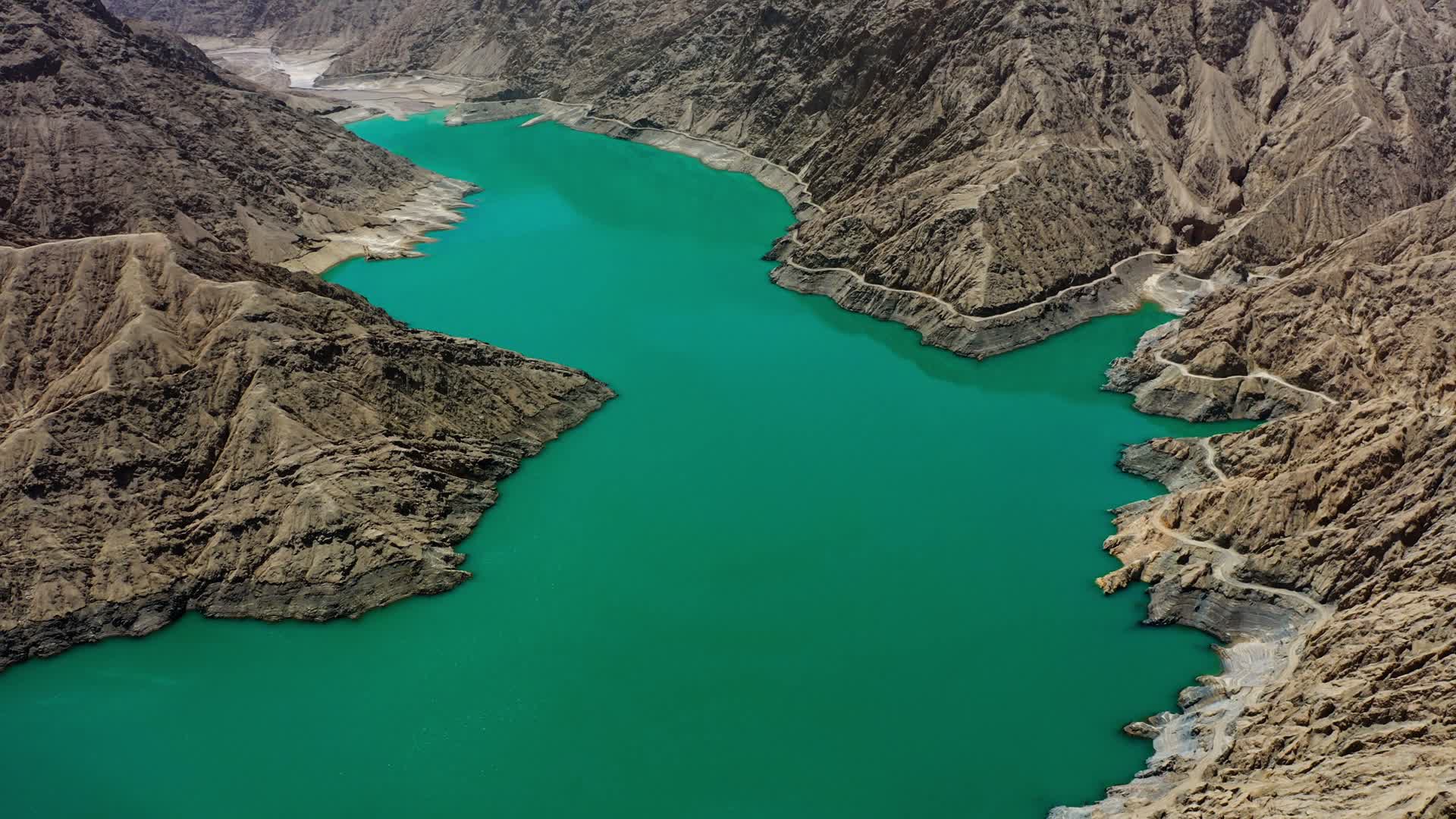 新疆若羌米兰河水库4K航拍视频的预览图