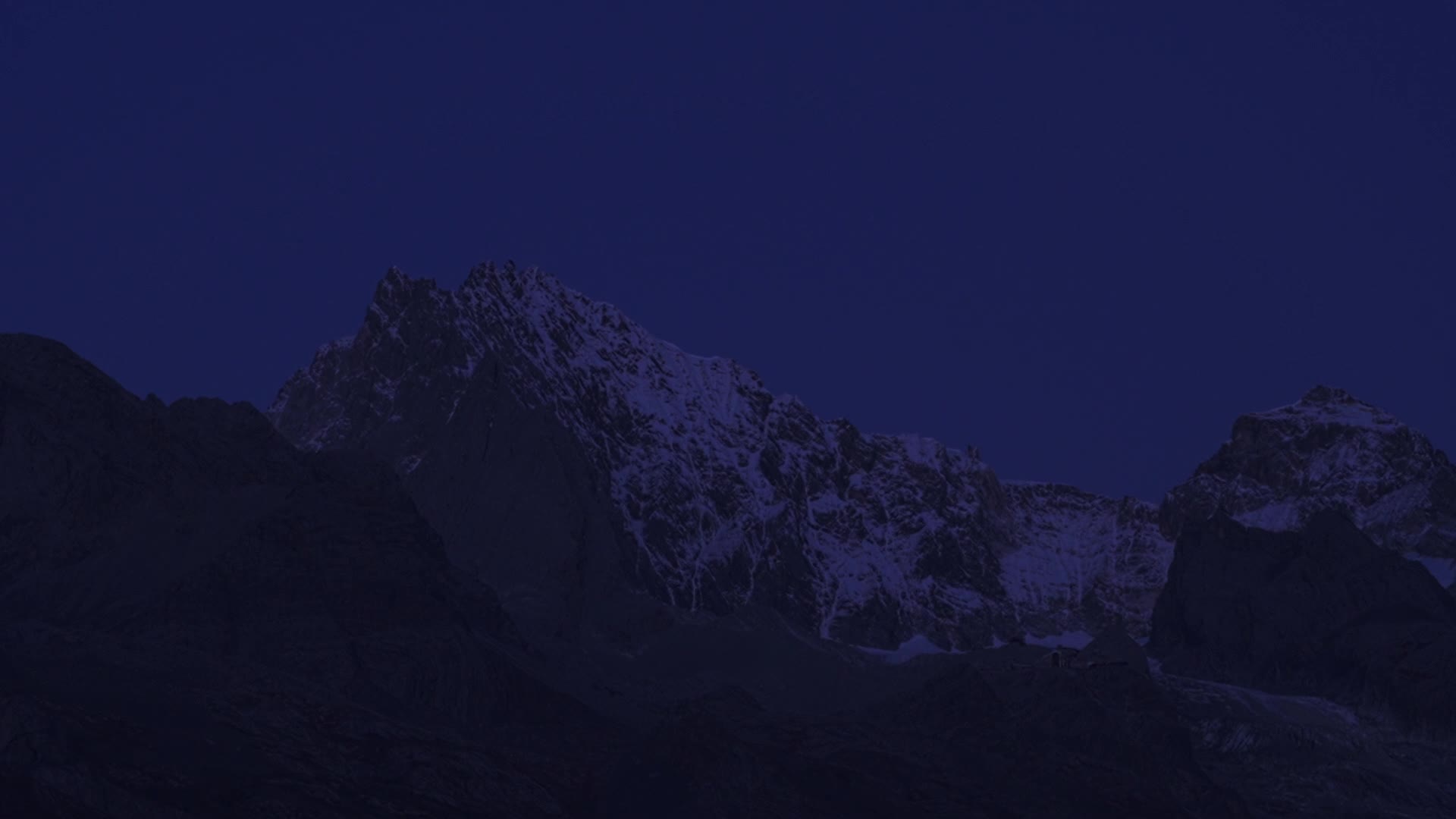 夜空下的雪山视频的预览图