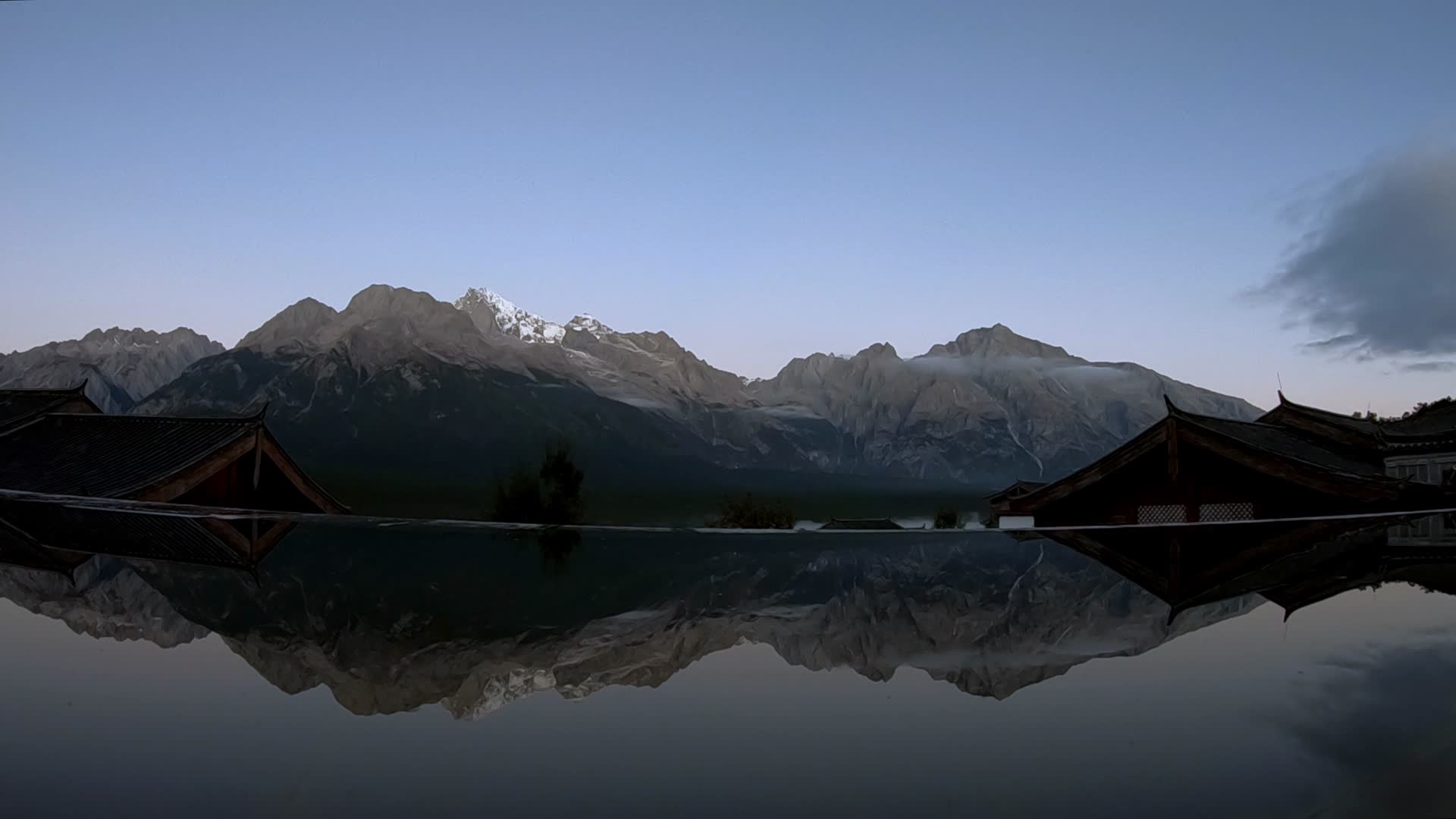 壮观的玉龙雪山日出视频的预览图