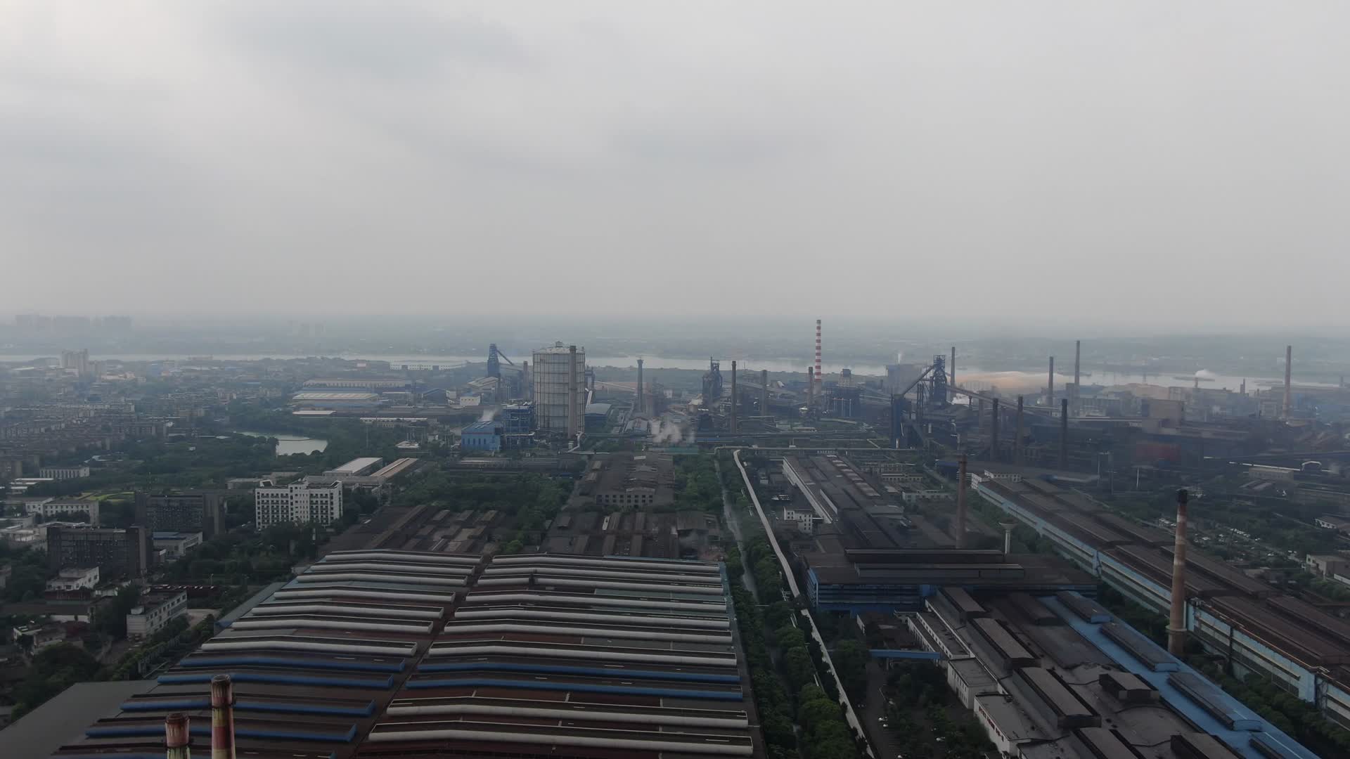 工业生产工厂烟冲炊烟航拍视频的预览图