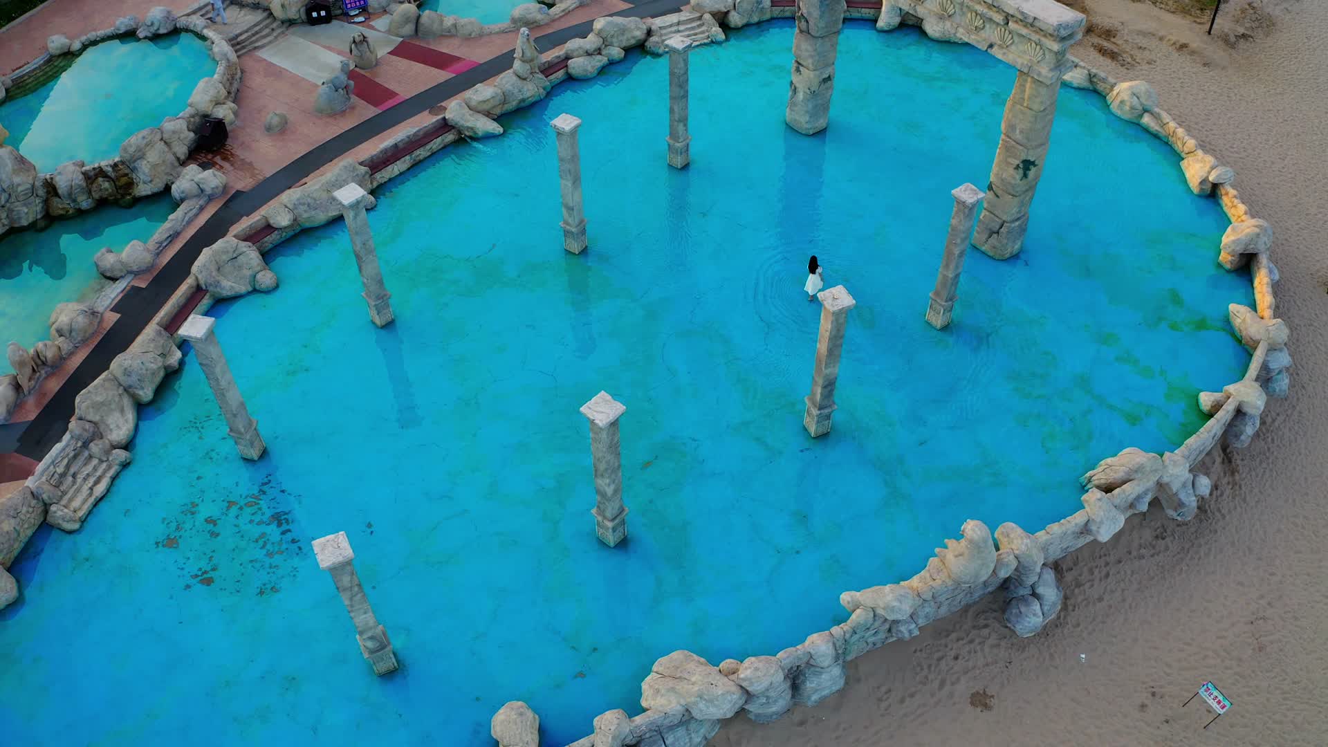 度假区内的露天泳池视频的预览图
