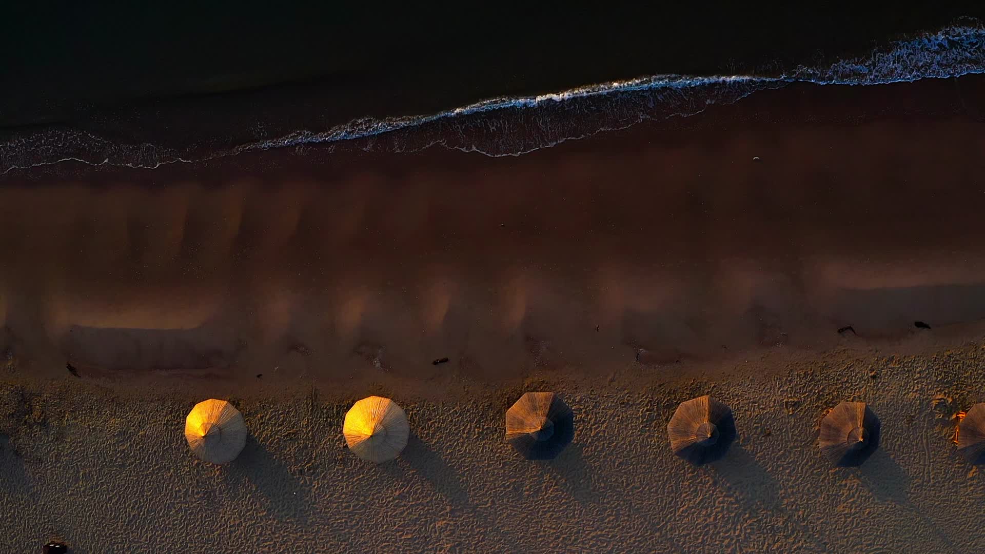 日出时分的沙滩视频的预览图