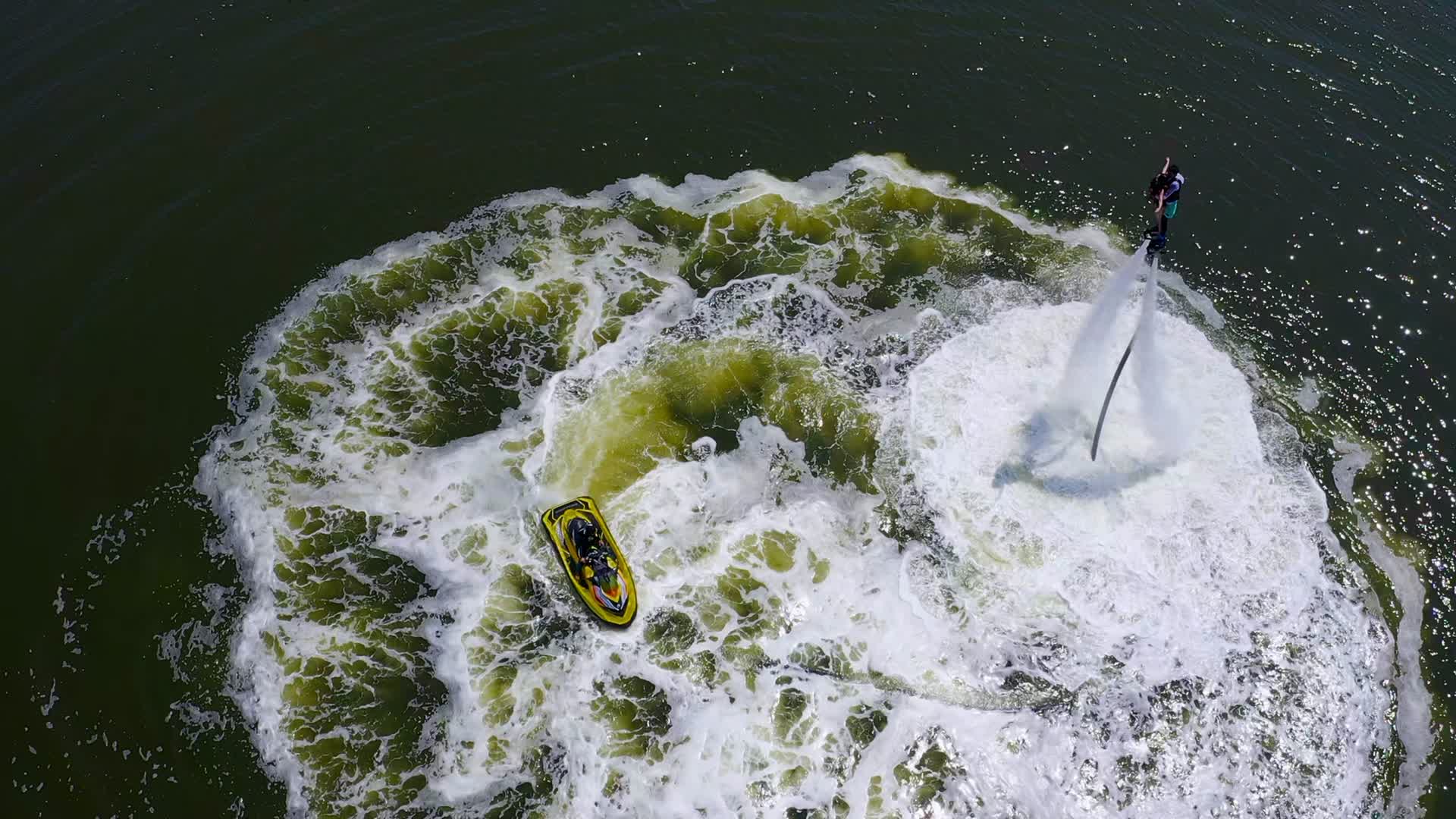 水上飞行器表演视频的预览图