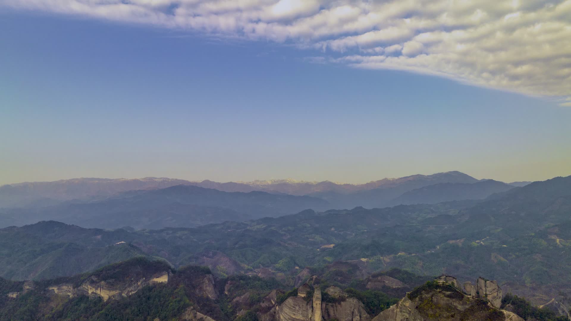 4K延时航拍桂林资源八角蓝天白云视频的预览图