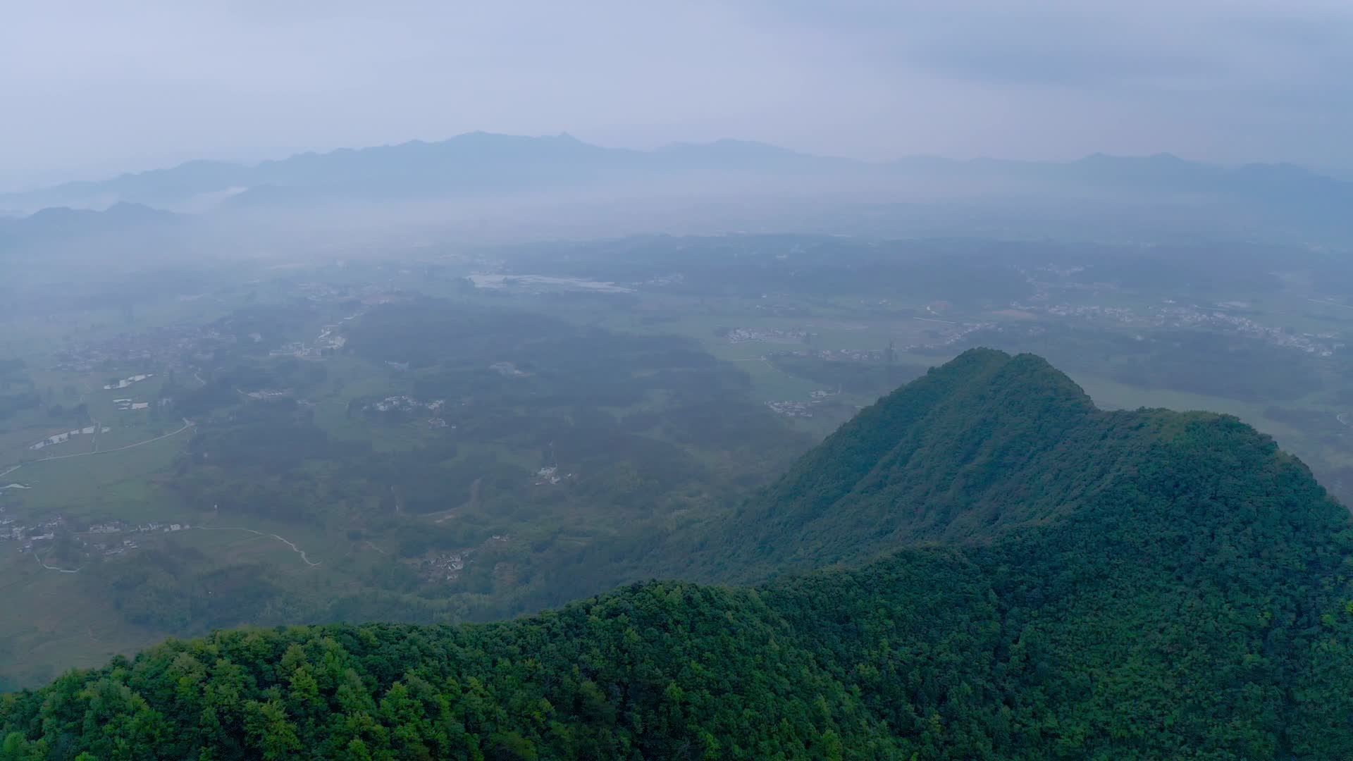 晨雾中的山脉视频的预览图