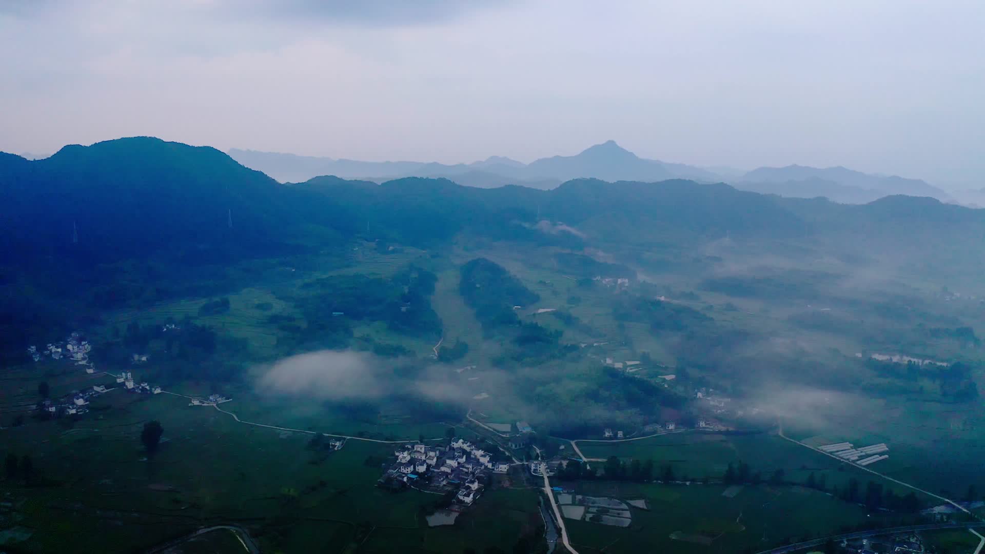 云层下的徽州乡村视频的预览图
