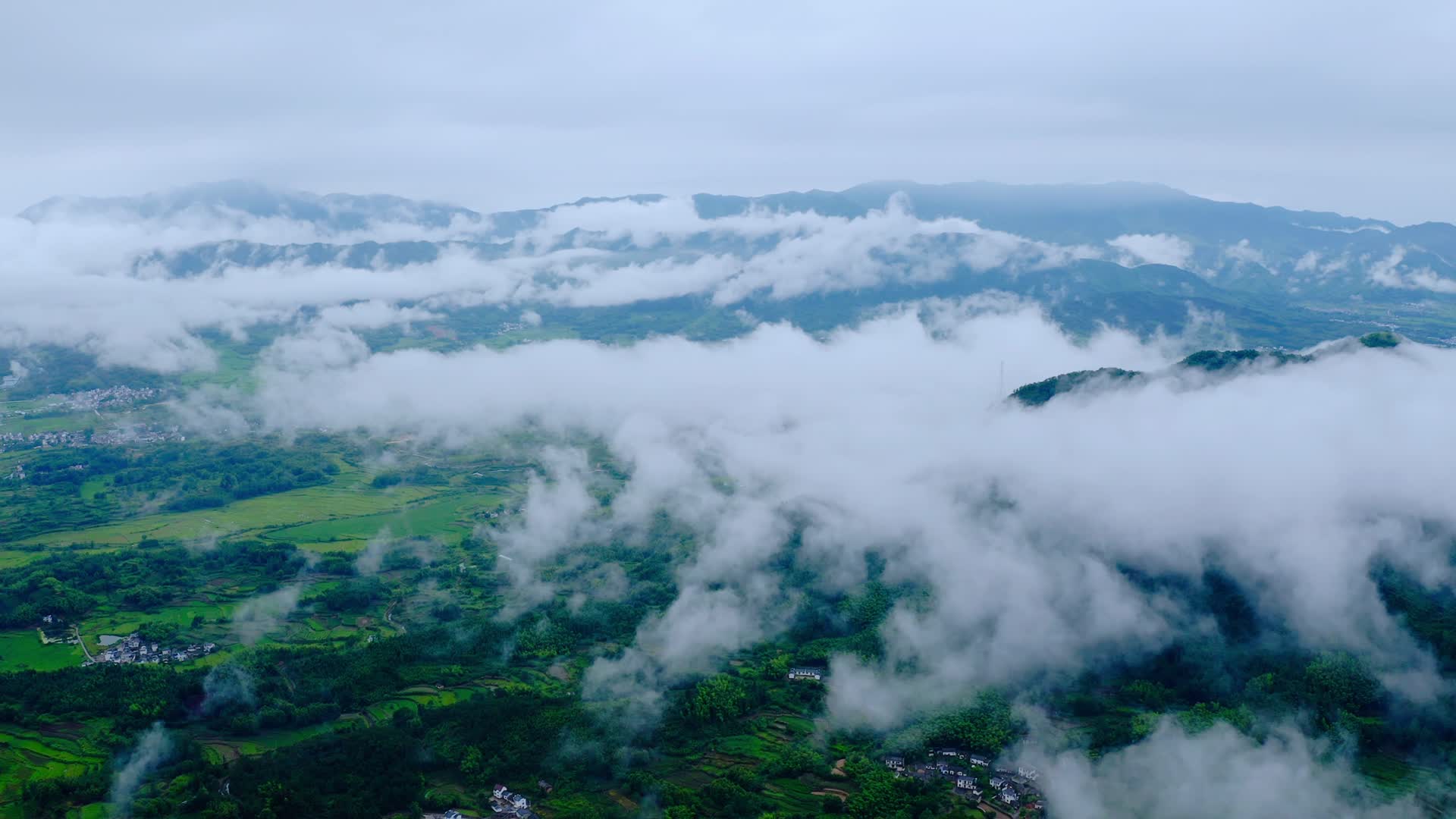 晨雾下的徽州乡村视频的预览图