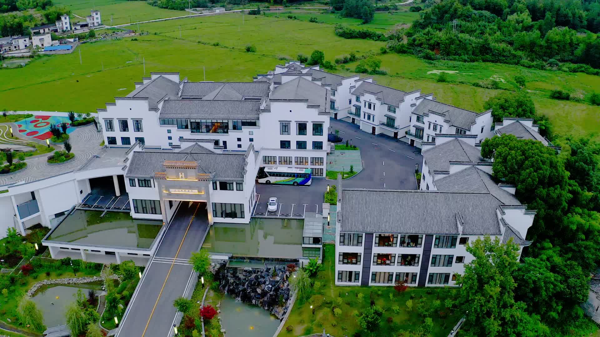 安徽黟县沃阁驿墅酒店4K航拍视频的预览图