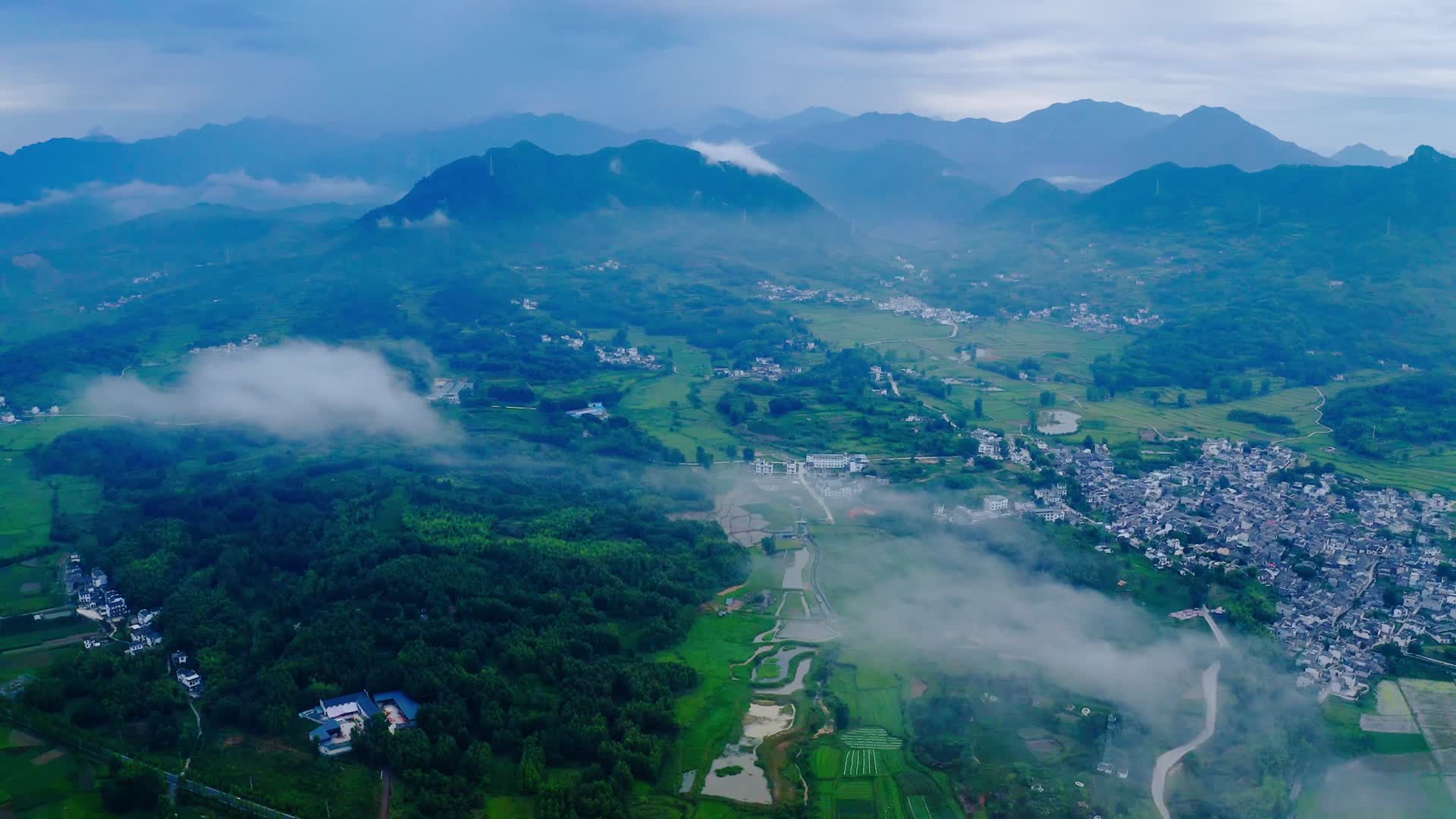 晨雾下的徽州乡村视频的预览图