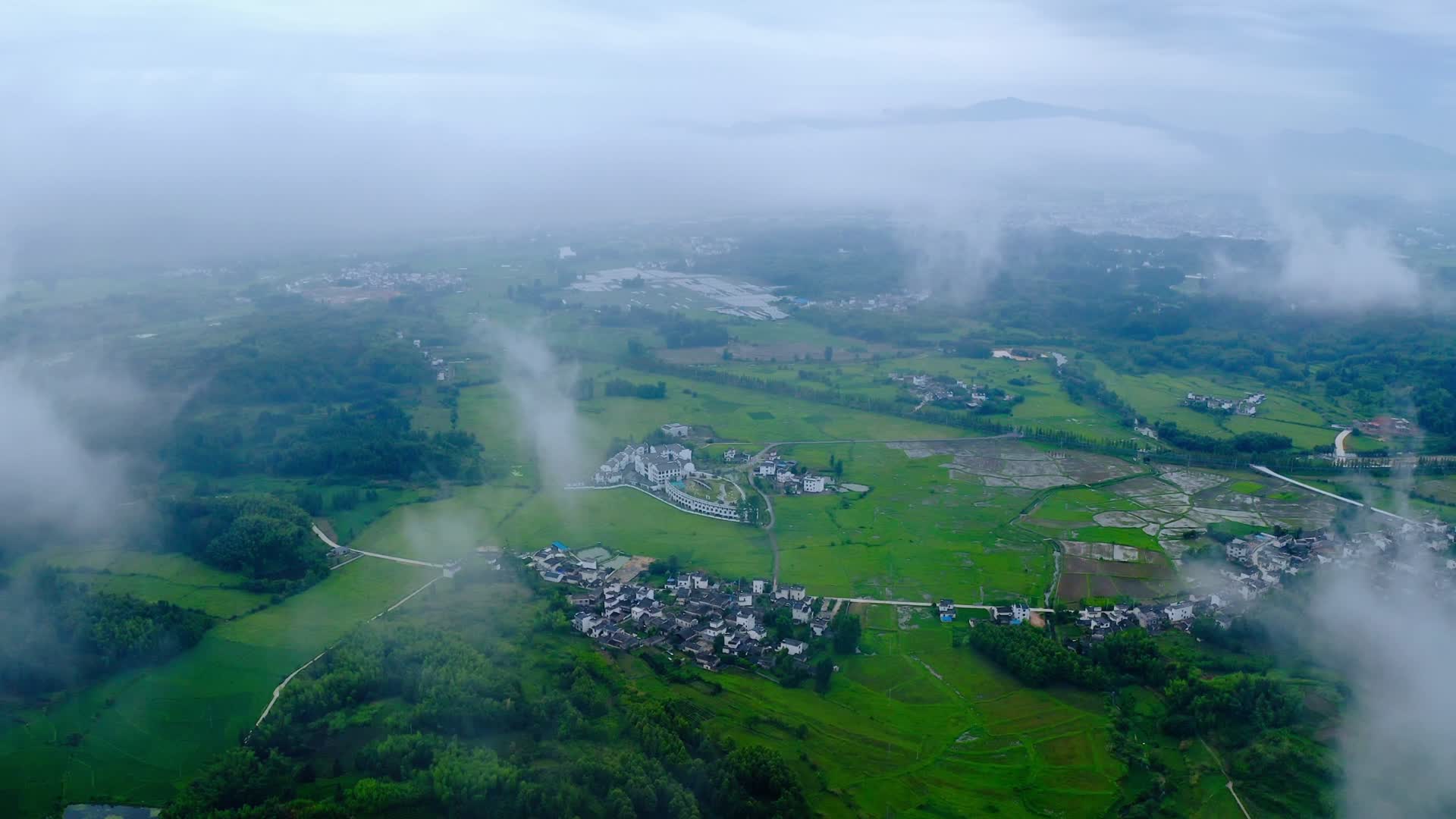 云雾弥漫的徽州乡村视频的预览图