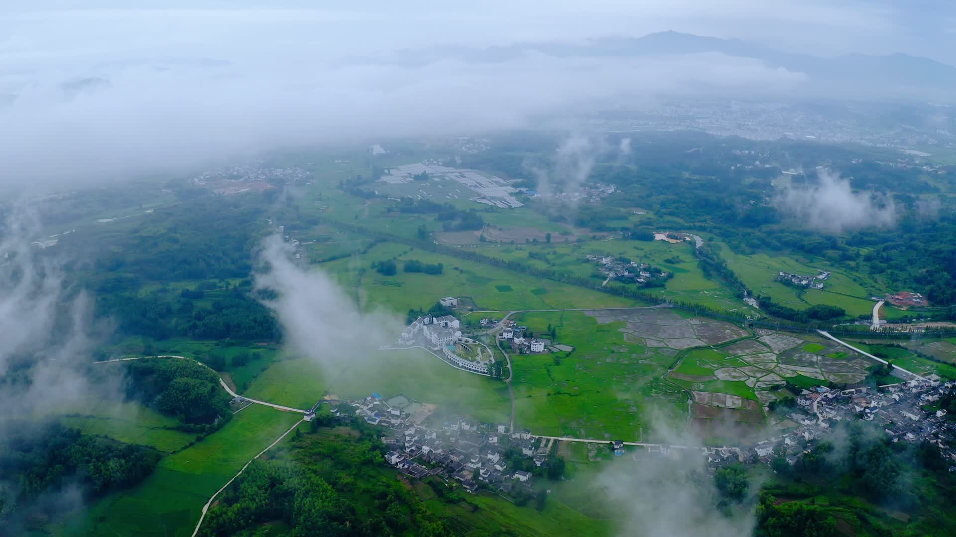 云雾弥漫的徽州乡村视频的预览图