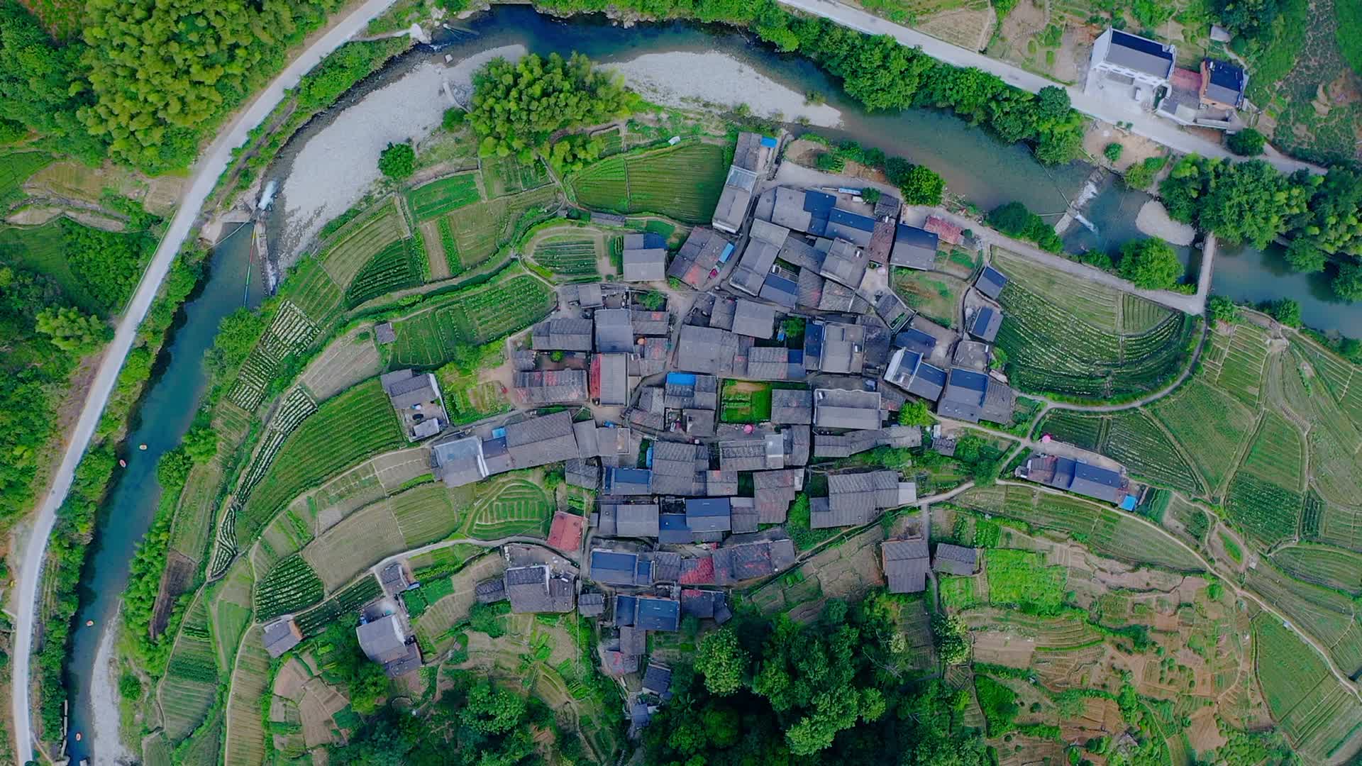 山谷中的村庄视频的预览图