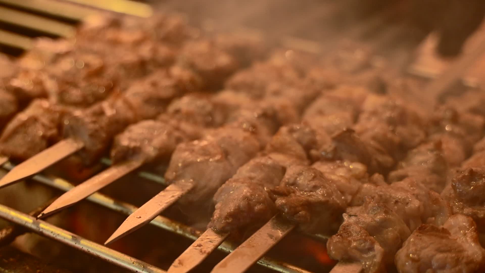 新疆美食烤羊肉串4K视频的预览图
