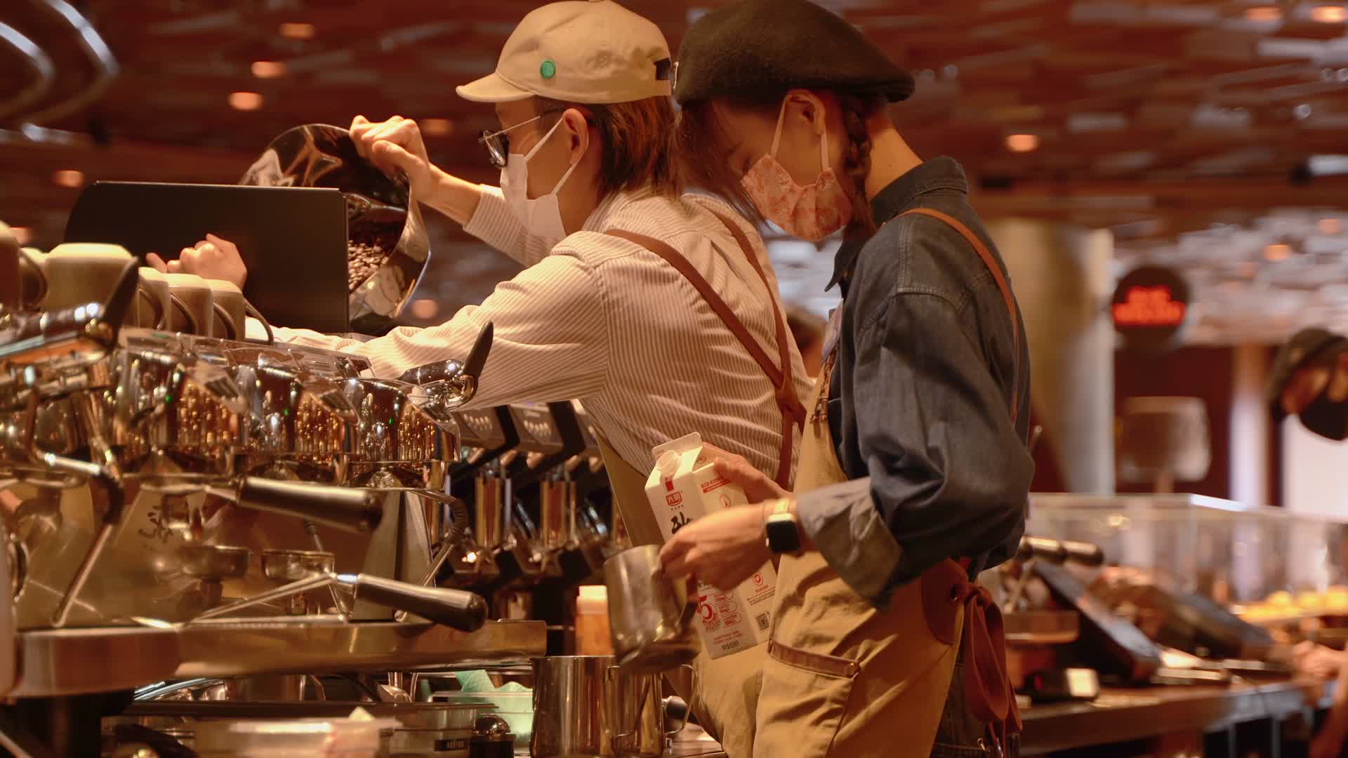 咖啡店服务员正在制作咖啡4K视频的预览图