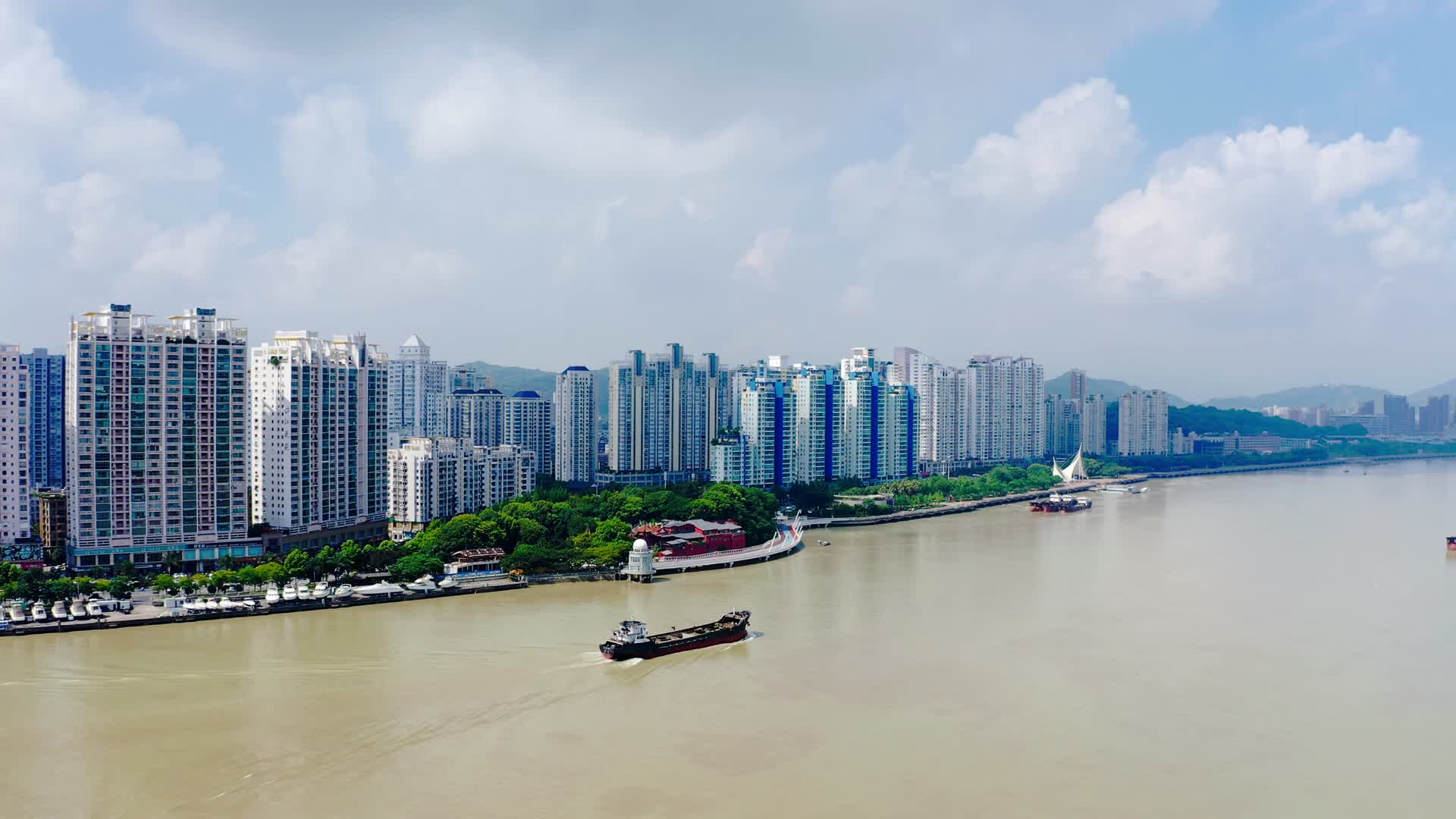 贯穿城市的瓯江视频的预览图